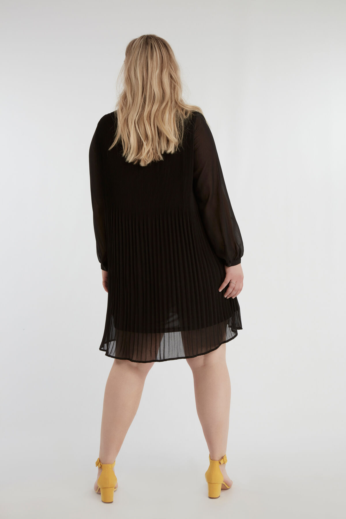 Einfarbiges plissiertes Kleid image number 4