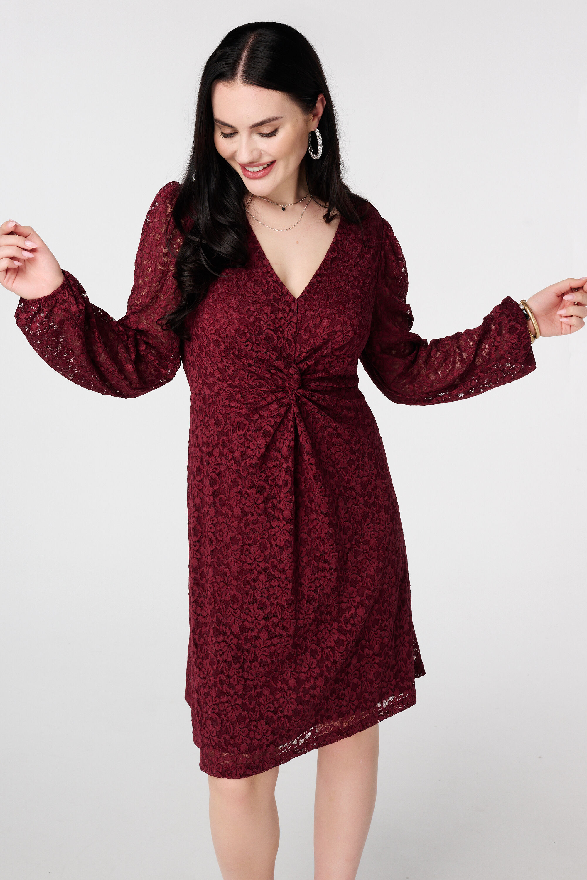 Kleid aus Spitze mit Knopfdetail image number 5