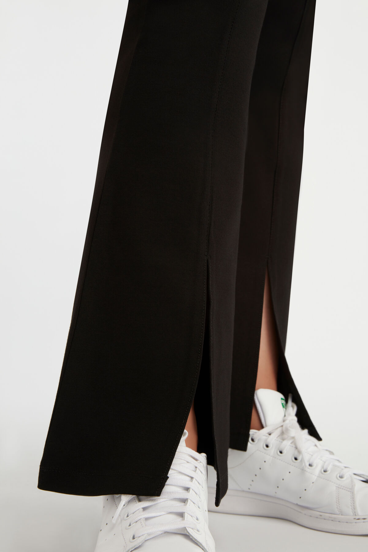 Ausgestellte Hose mit Schlitzen image number 4