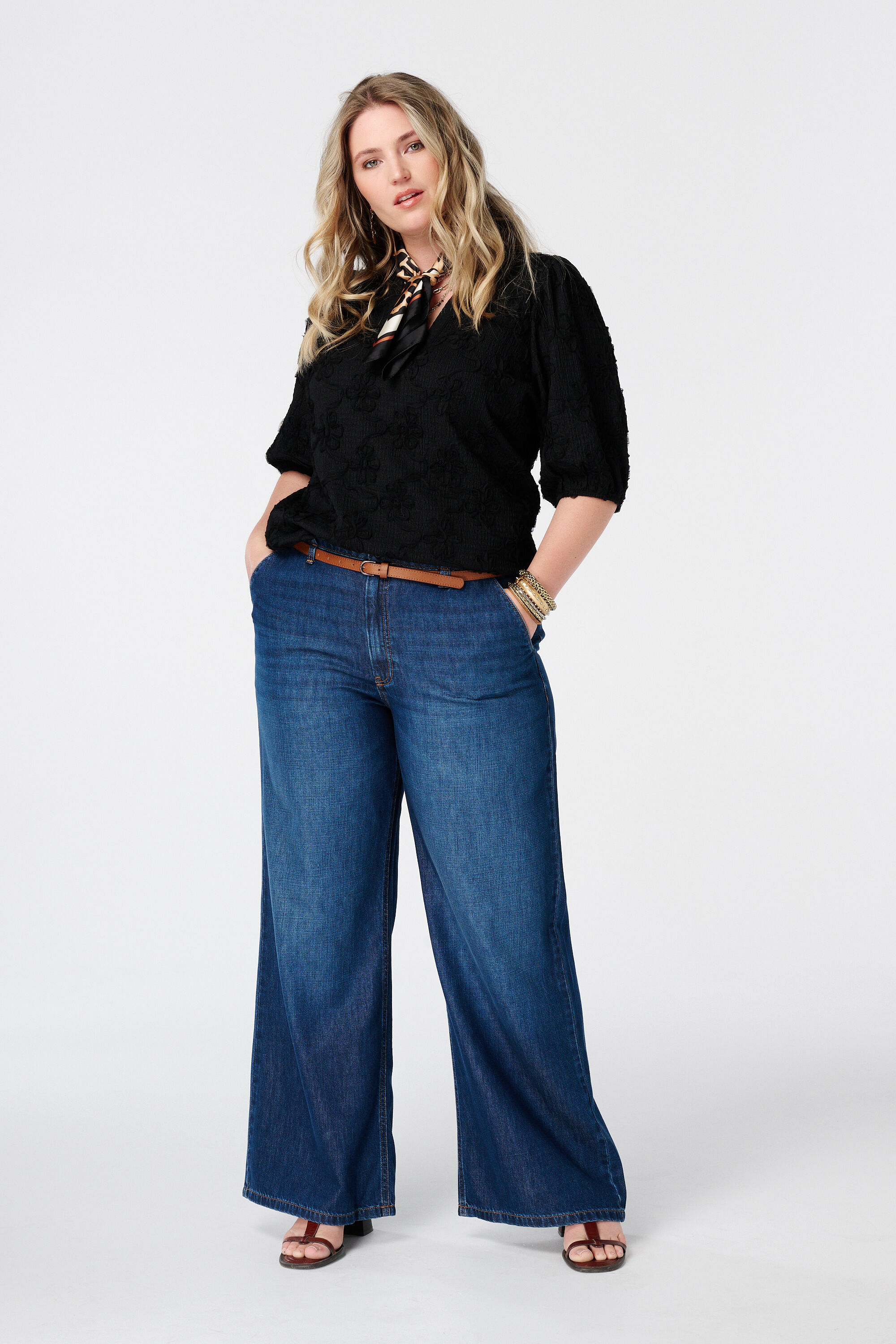 Wide Leg Jeans mit G&uuml;rtel