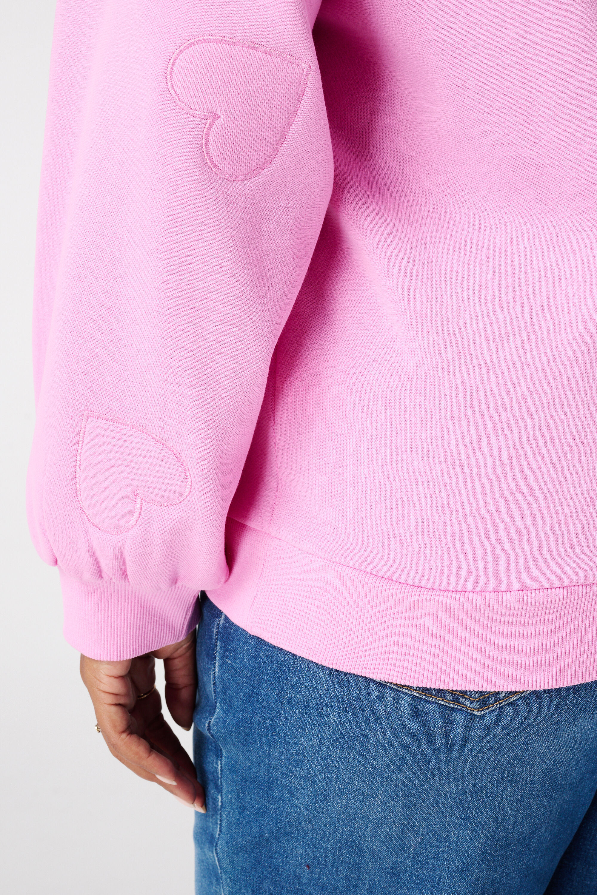 Sweatshirt mit gestickten Herzen image number 6