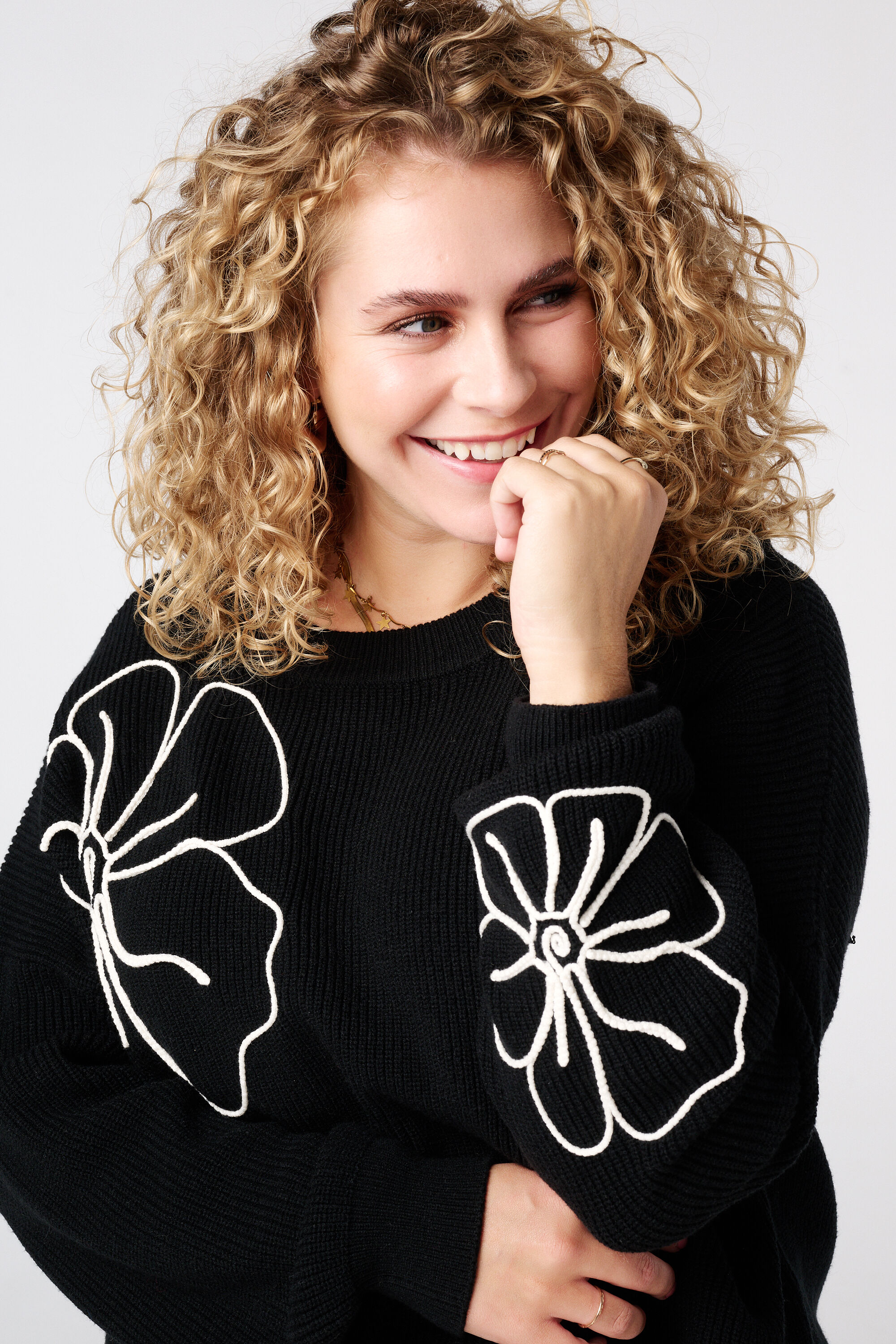 Pullover mit gestickten Blumen image number 4