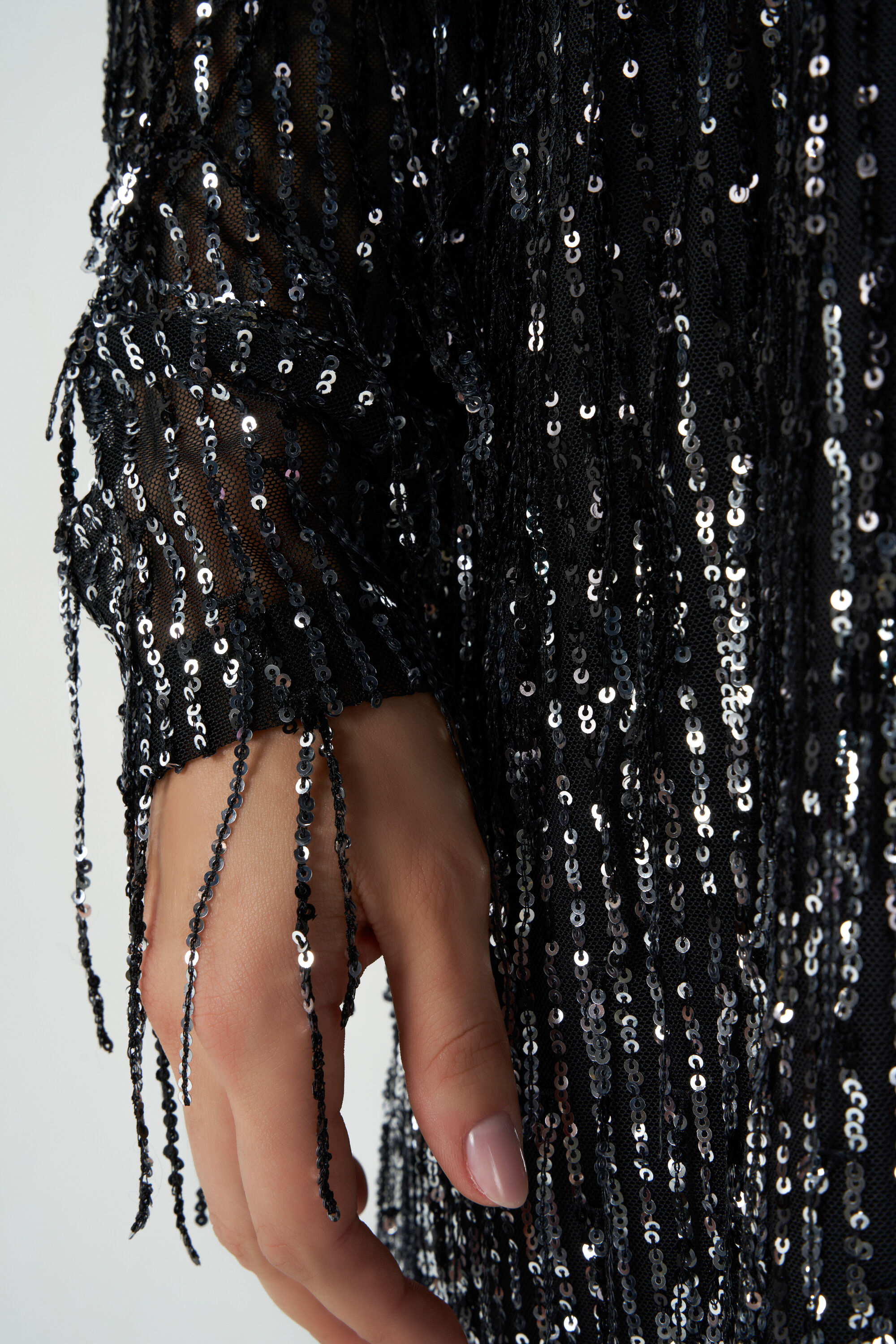 Kleid mit Pailletten und Fransenelement image number 4