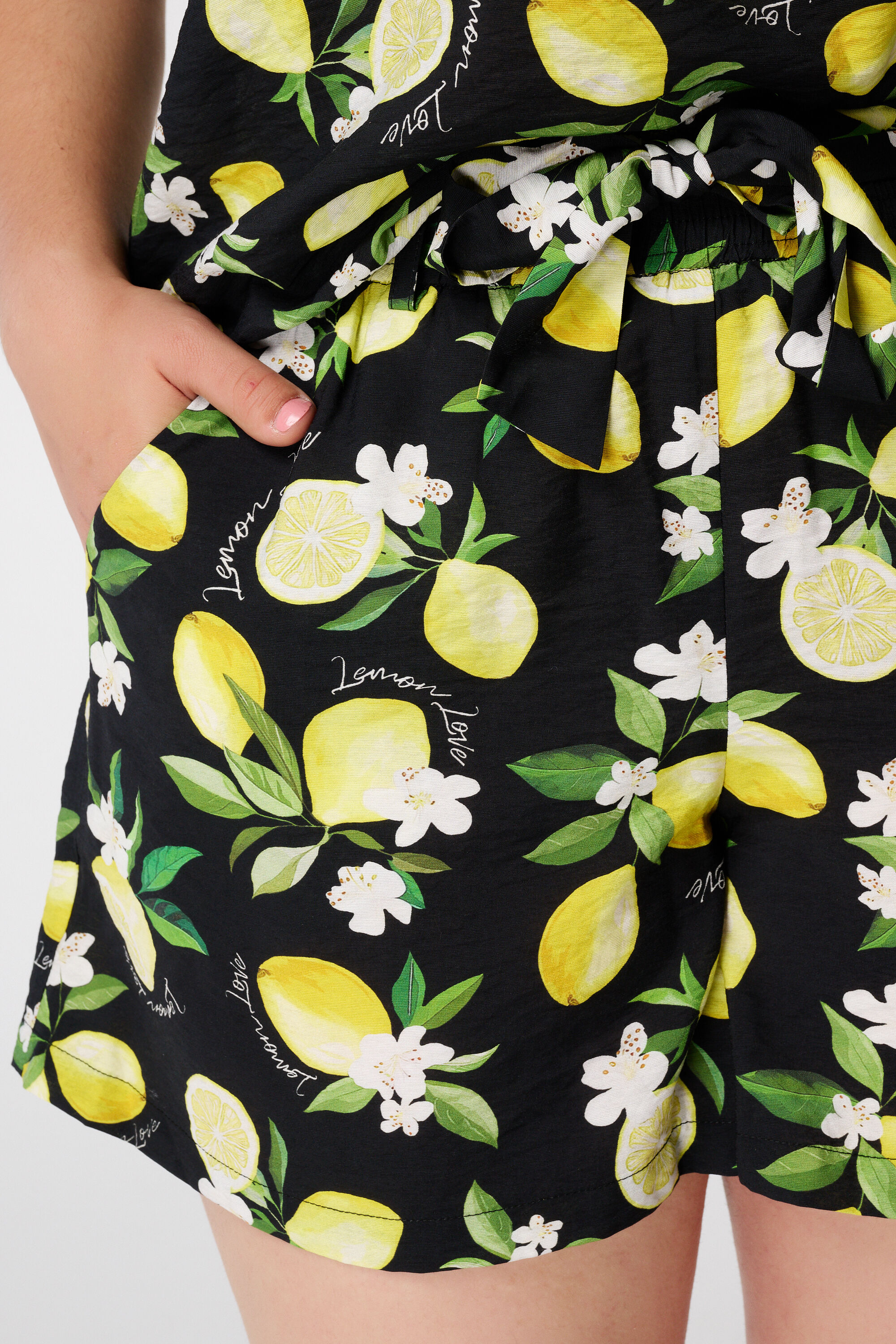 Shorts mit Zitronenprint und G&uuml;rtel image number 4