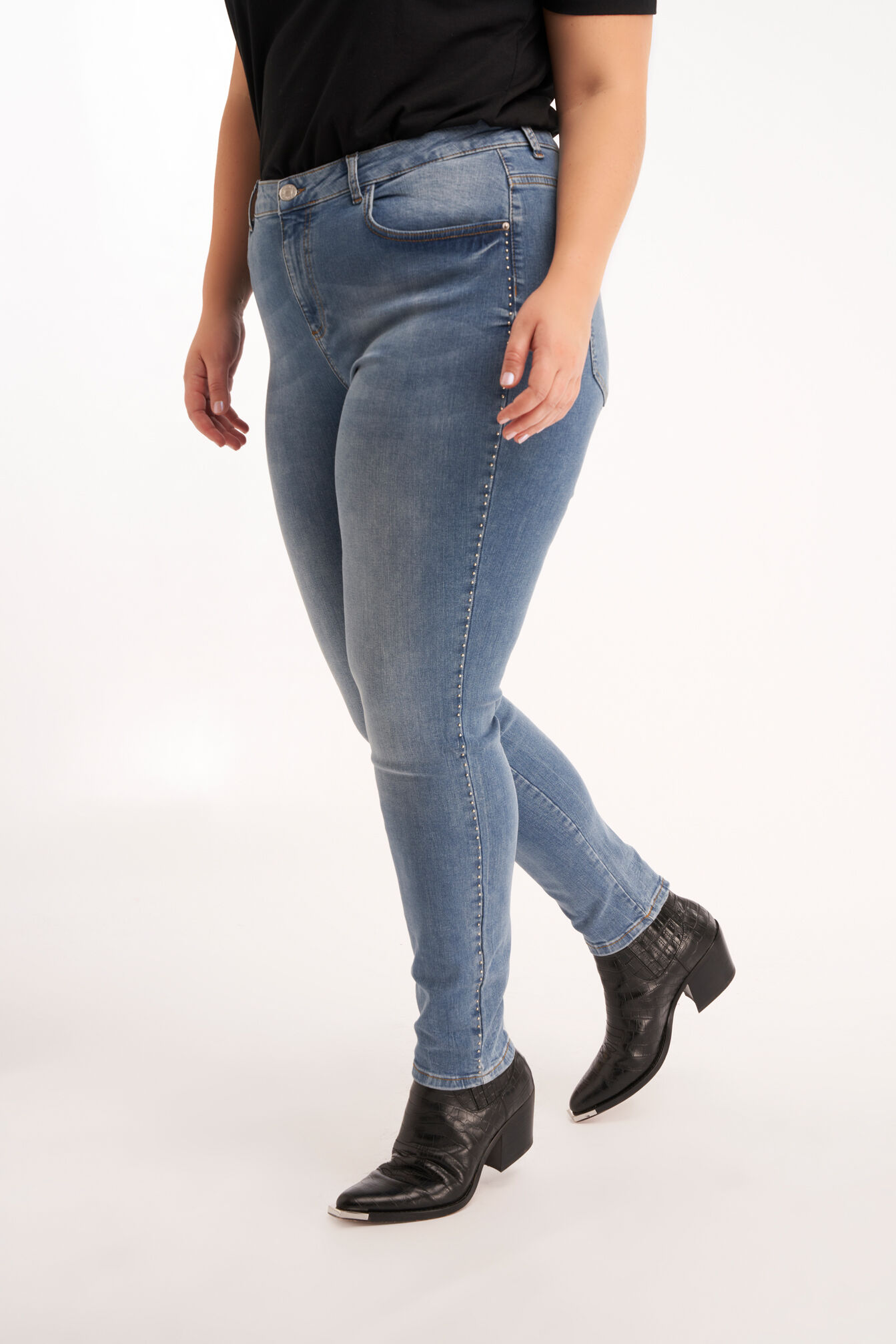 Jeans mit Nieten image number 4