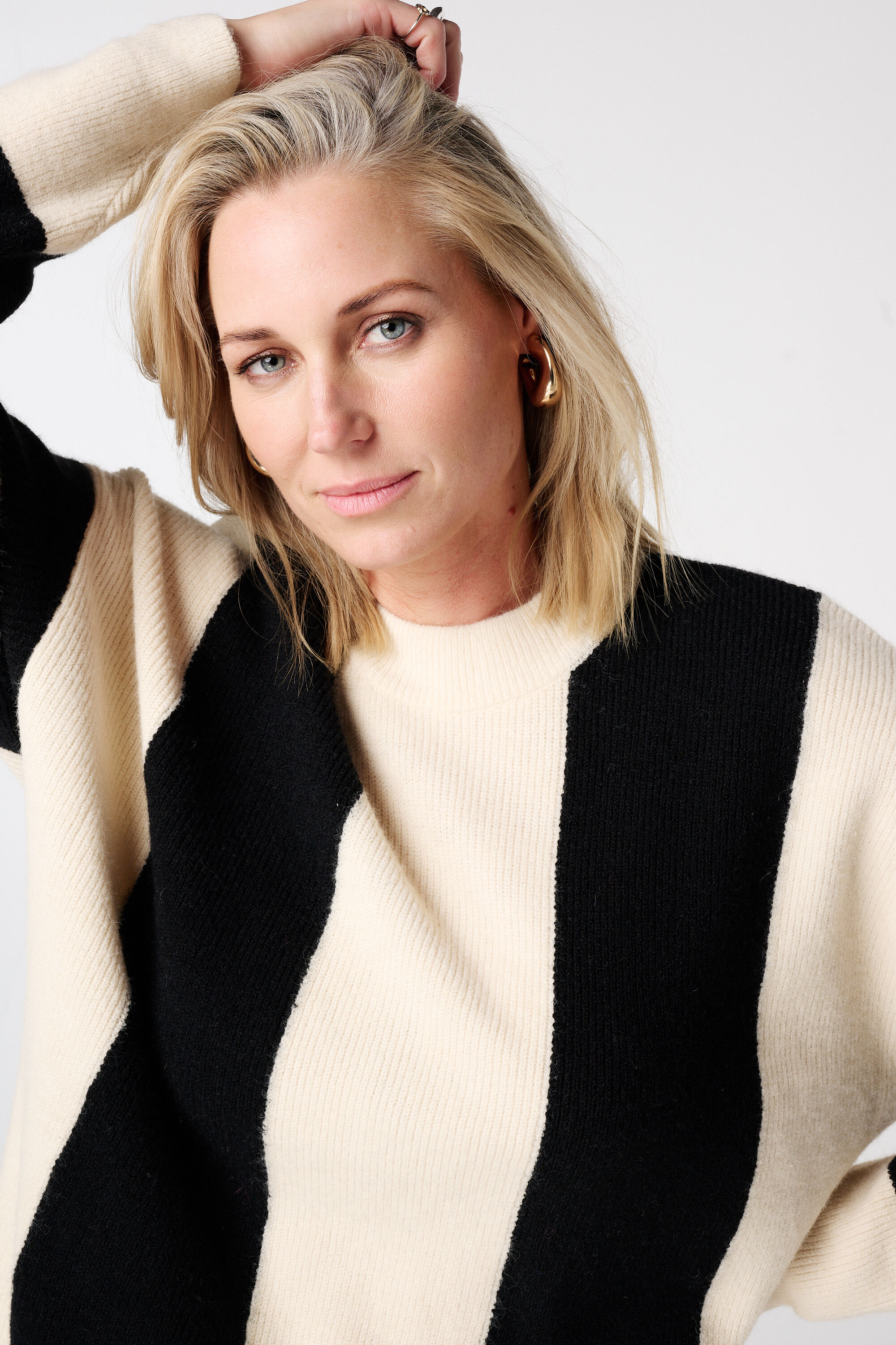 Pullover mit Kontraststreifen image number 4