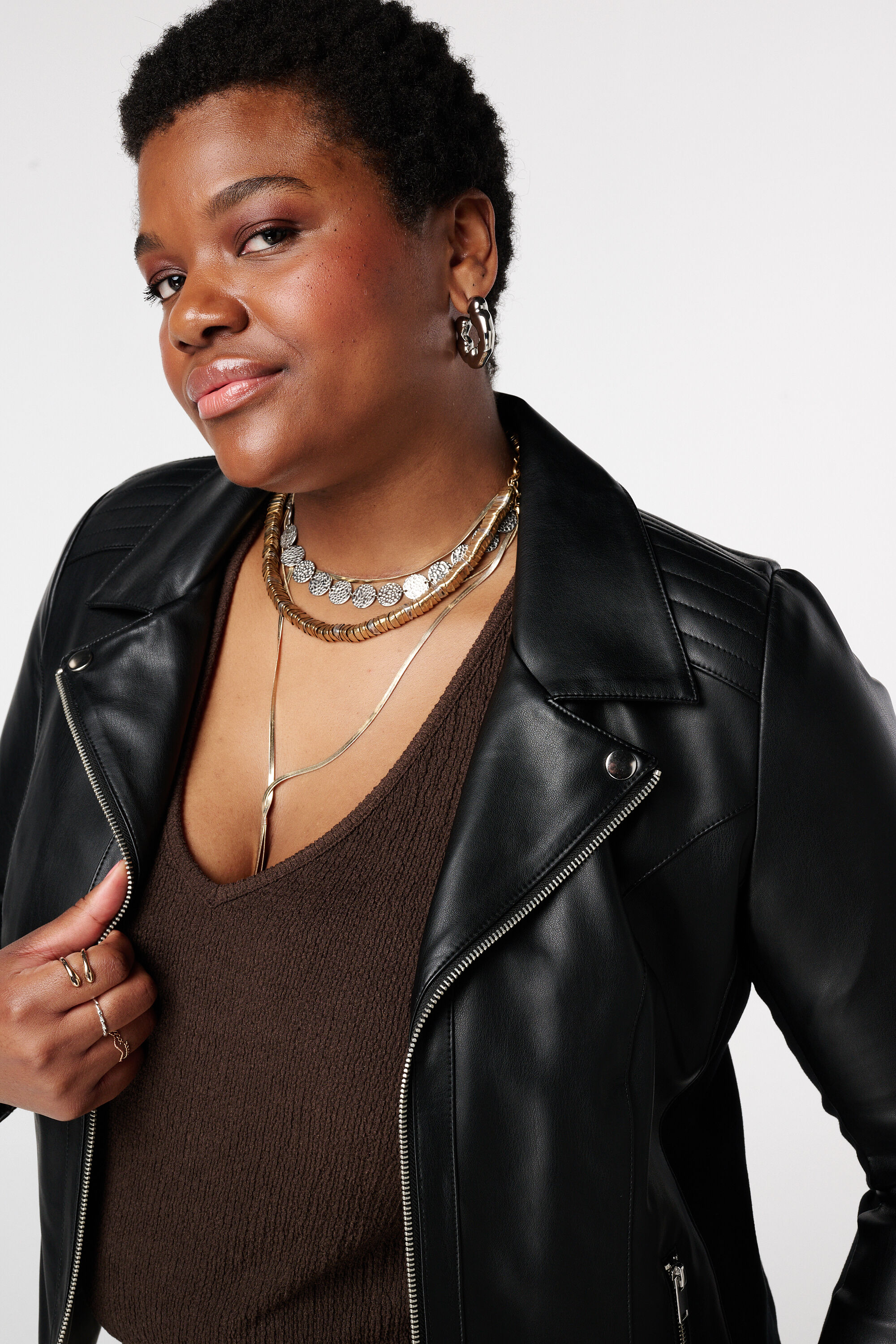 Elegante Lederlook-Jacke mit silbernen Akzenten image number 4