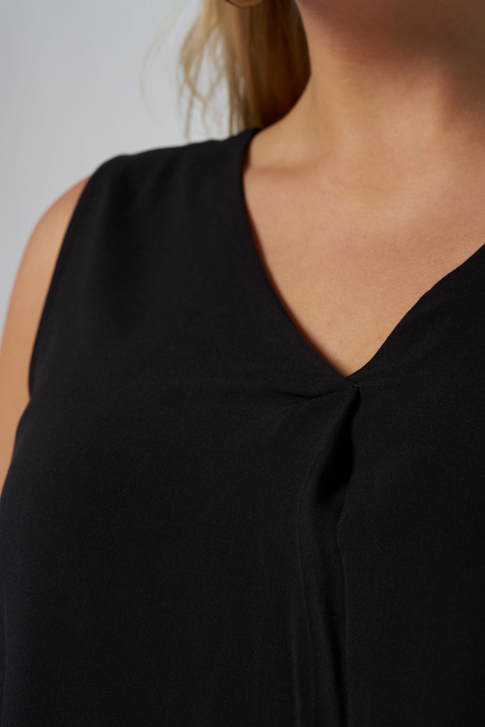 &Auml;rmellose Bluse mit V-Ausschnitt image number 5