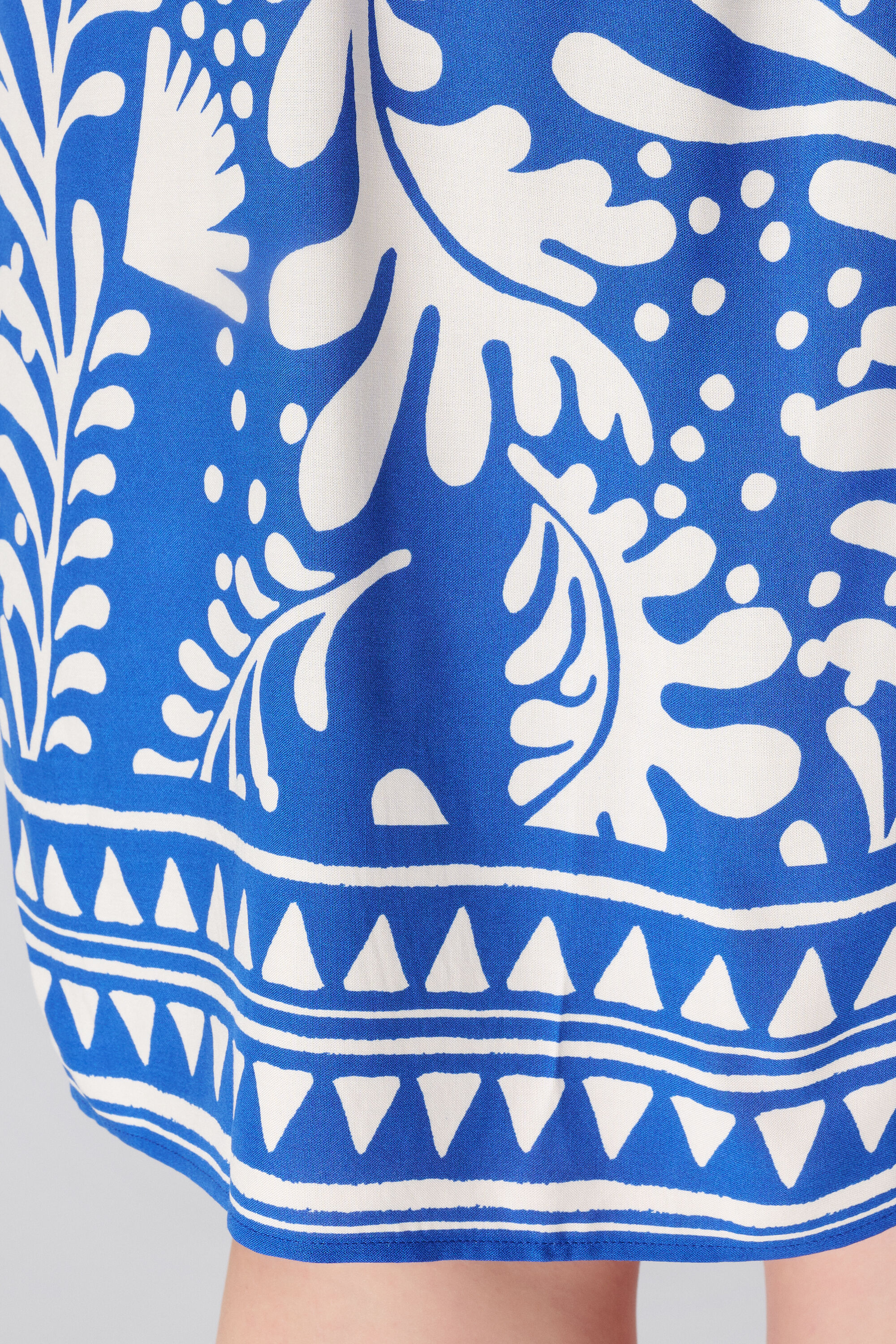 Kleid mit V Ausschnitt image number 6