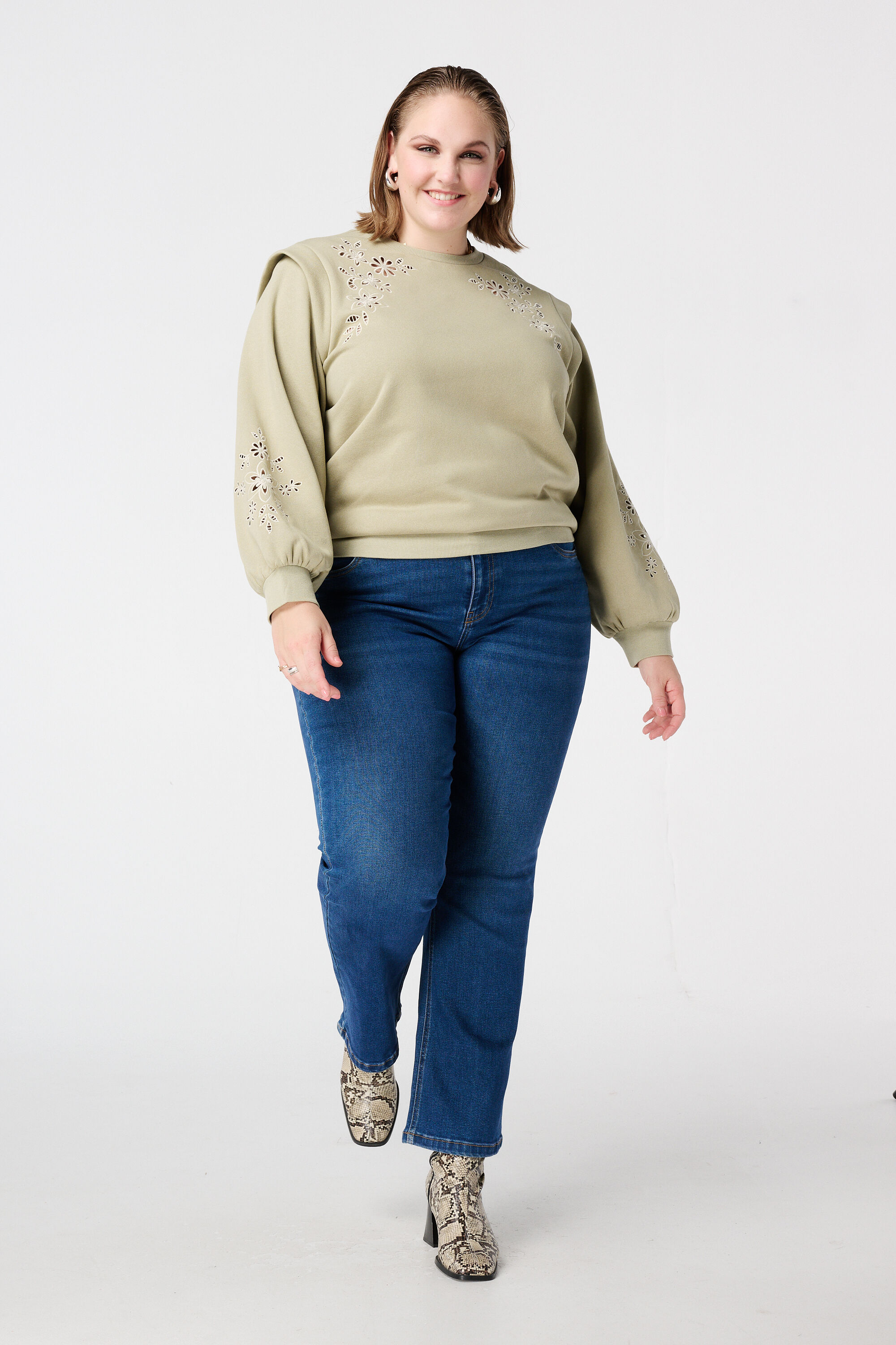 Sweatshirt mit durchbrochener Stickerei image number 5