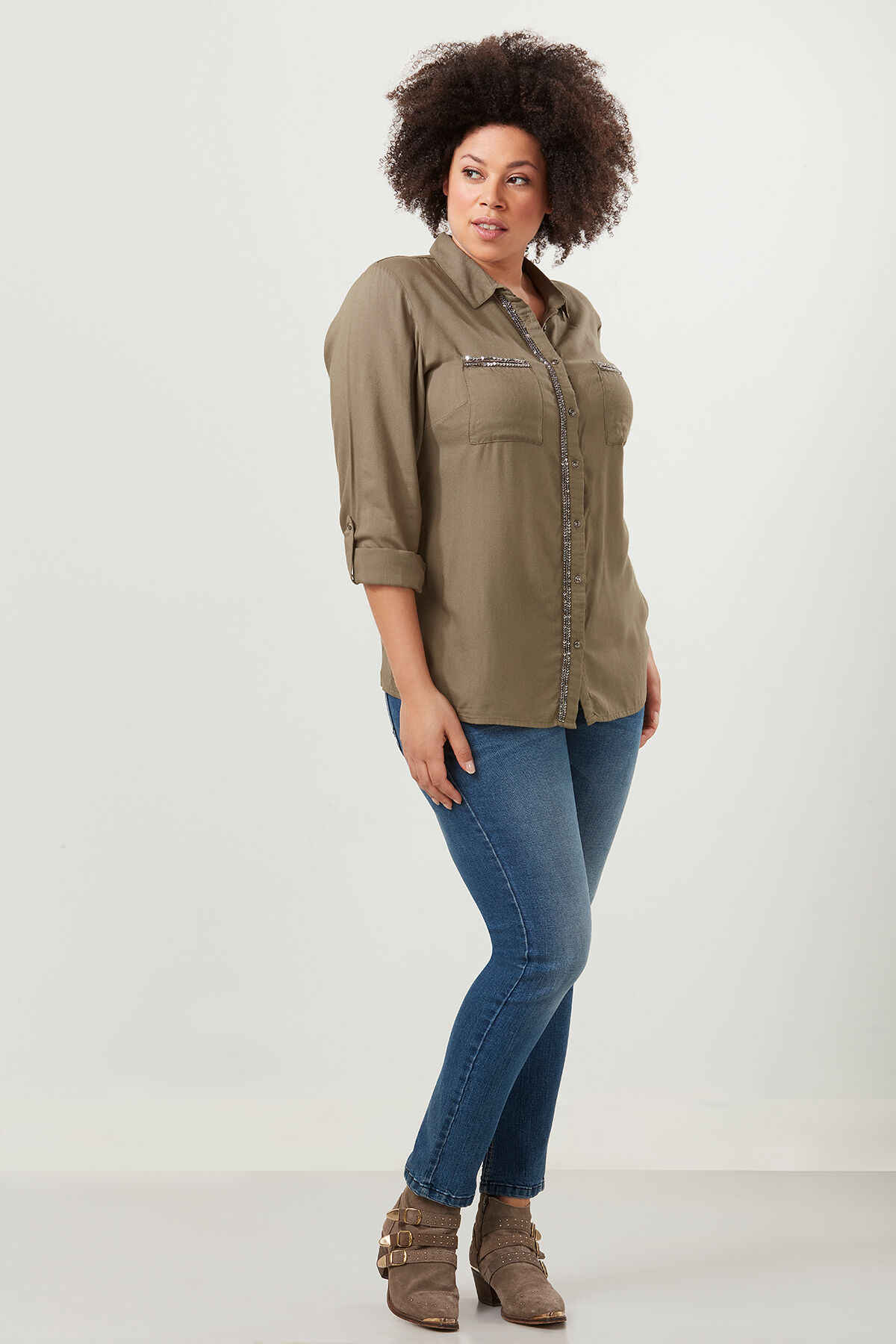 Bluse mit Pailletten und Perlen image number 3