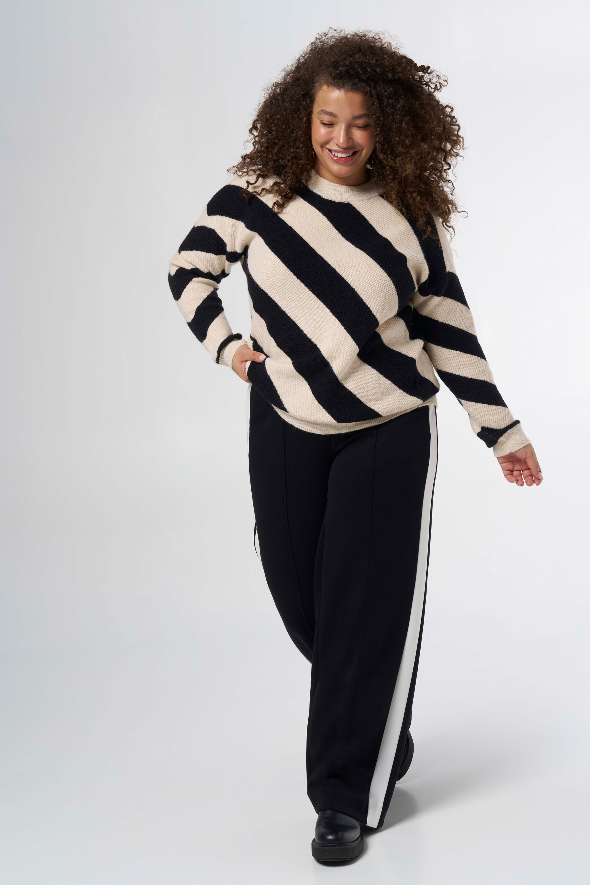 Pullover mit Streifen image number 5