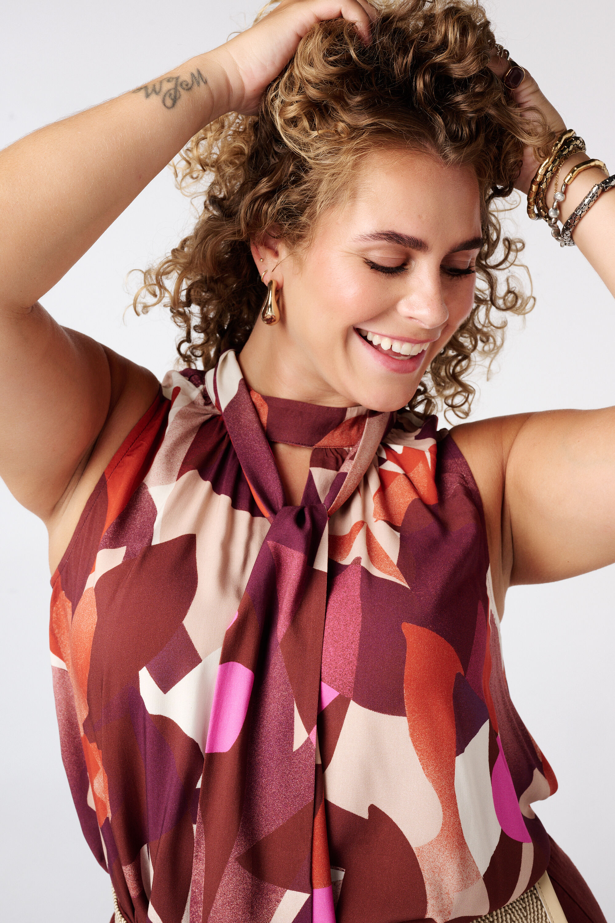 Bluse mit hohem Ausschnitt image number 4