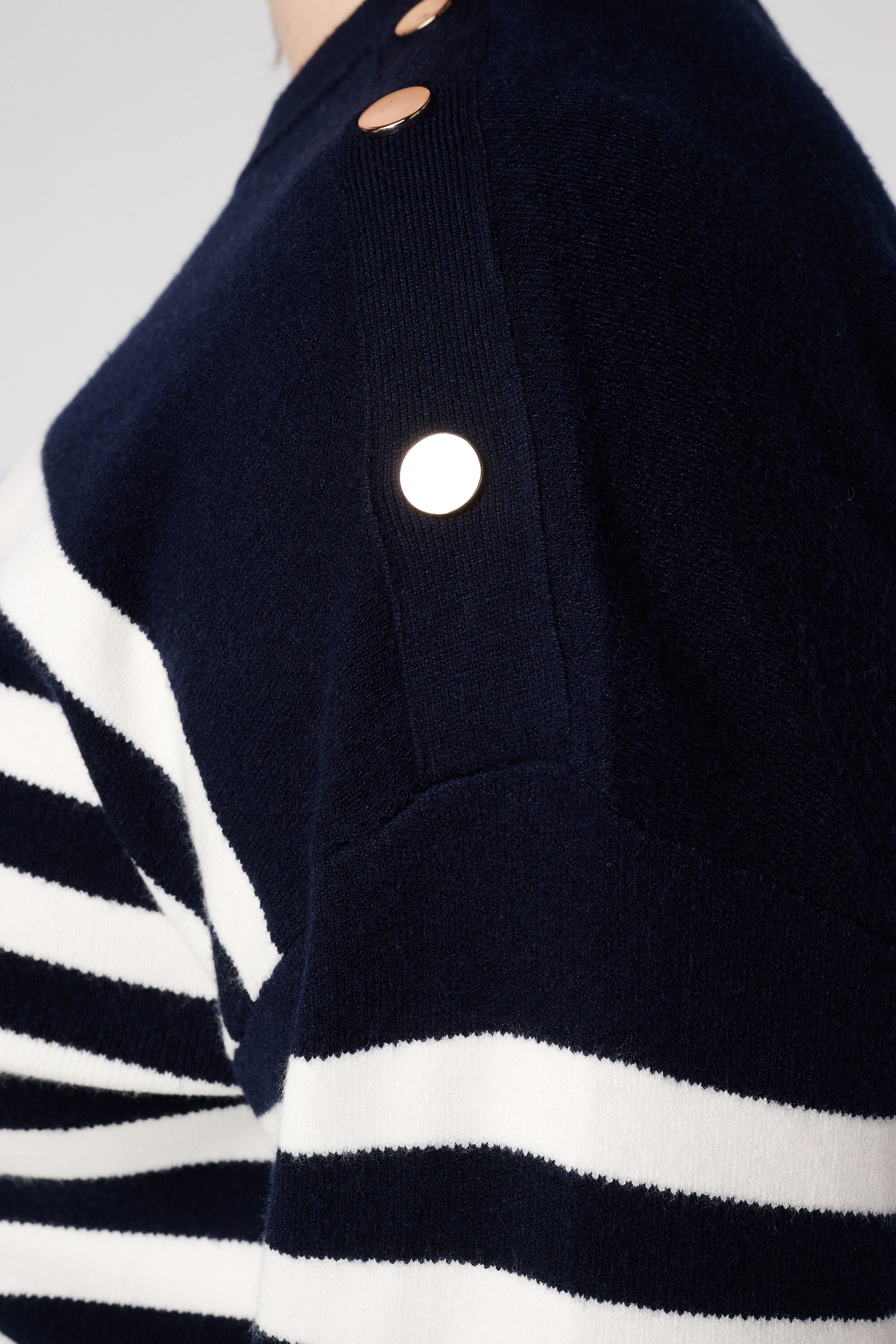 Gestreifter Pullover mit Knopfdetails image number 6