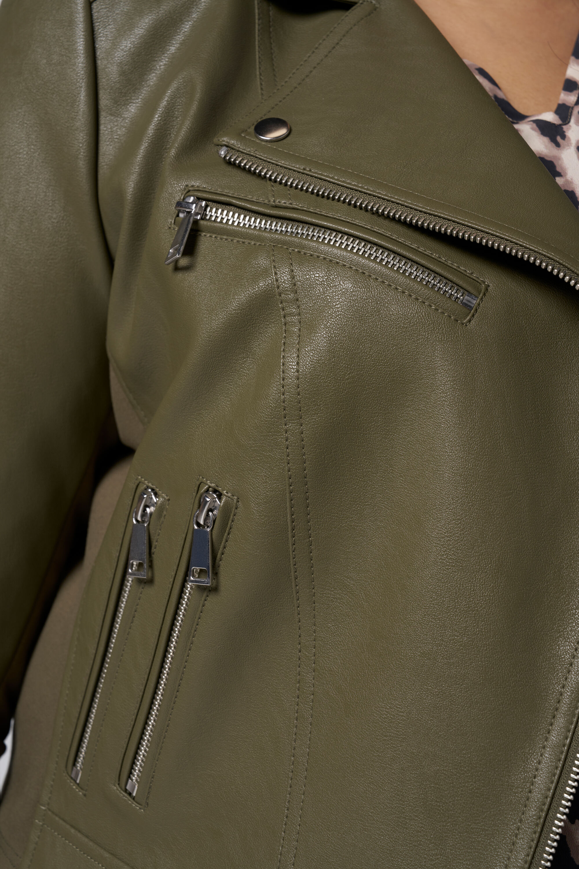 Lederlook-Jacke Jacke mit silbernen Verzierungen  image number 4