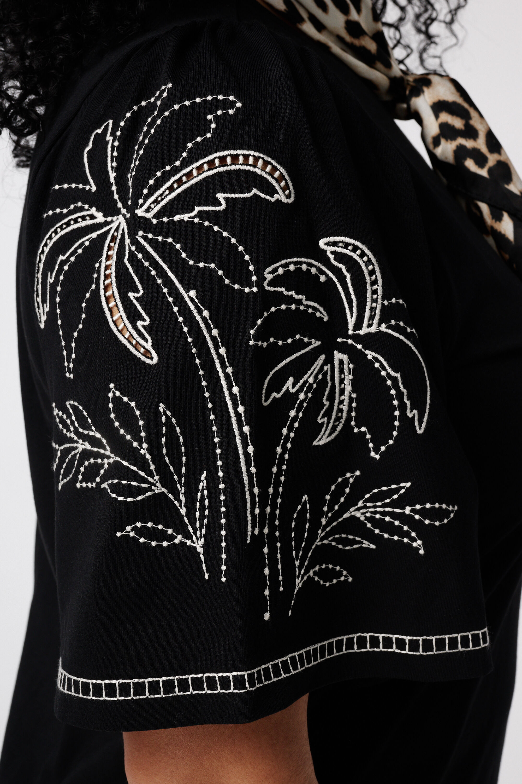 T-Shirt mit Broderie image number 6