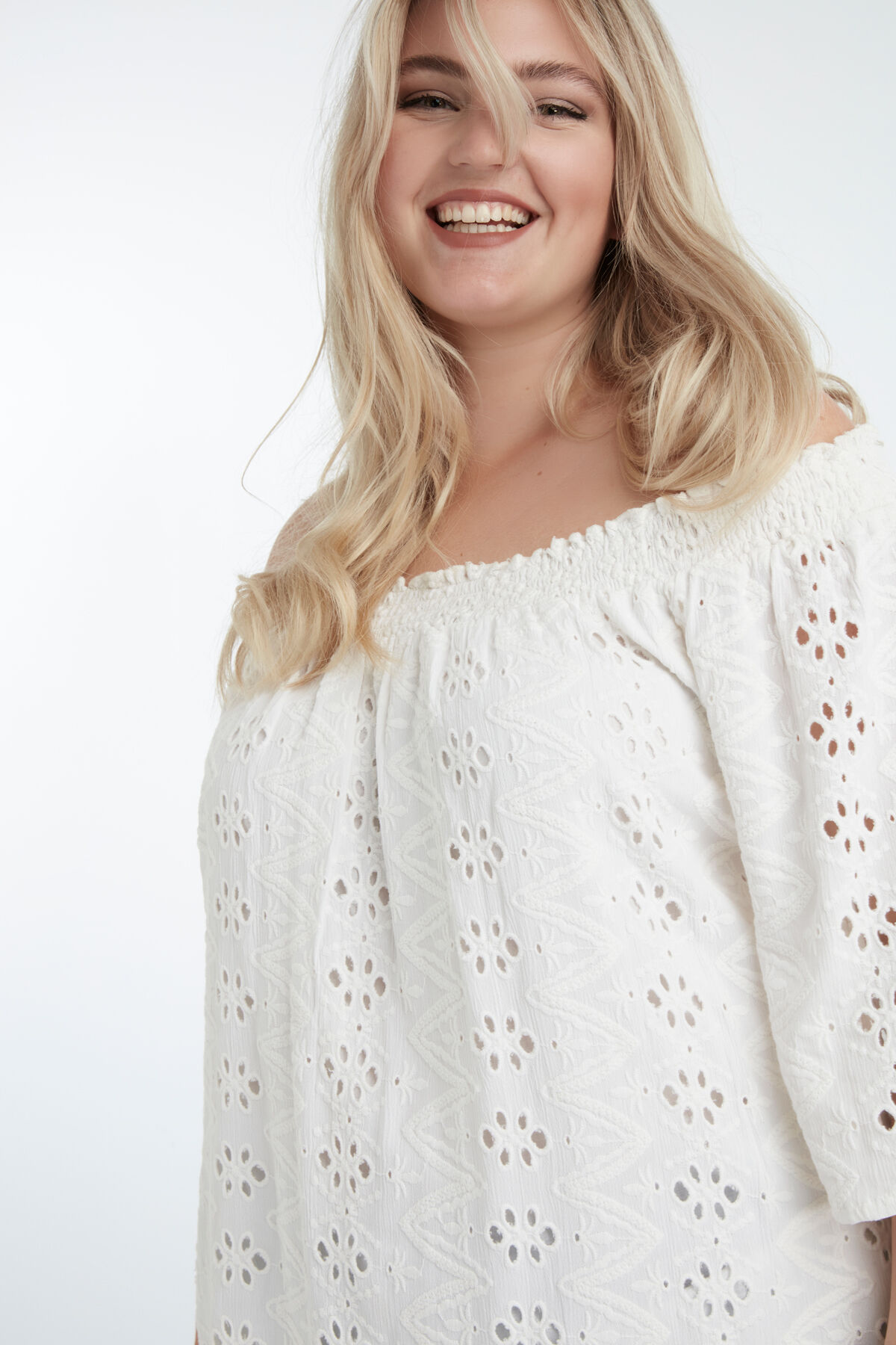 Schulterfreies Top mit Lochmuster image number 3