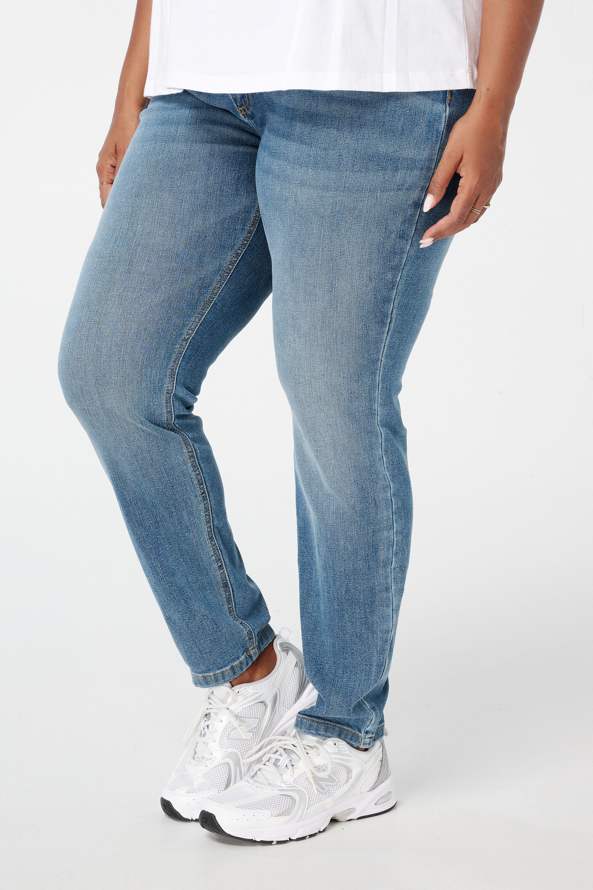 Skinny-Leg-Jeans mit hoher Taille CHERRY image number 5