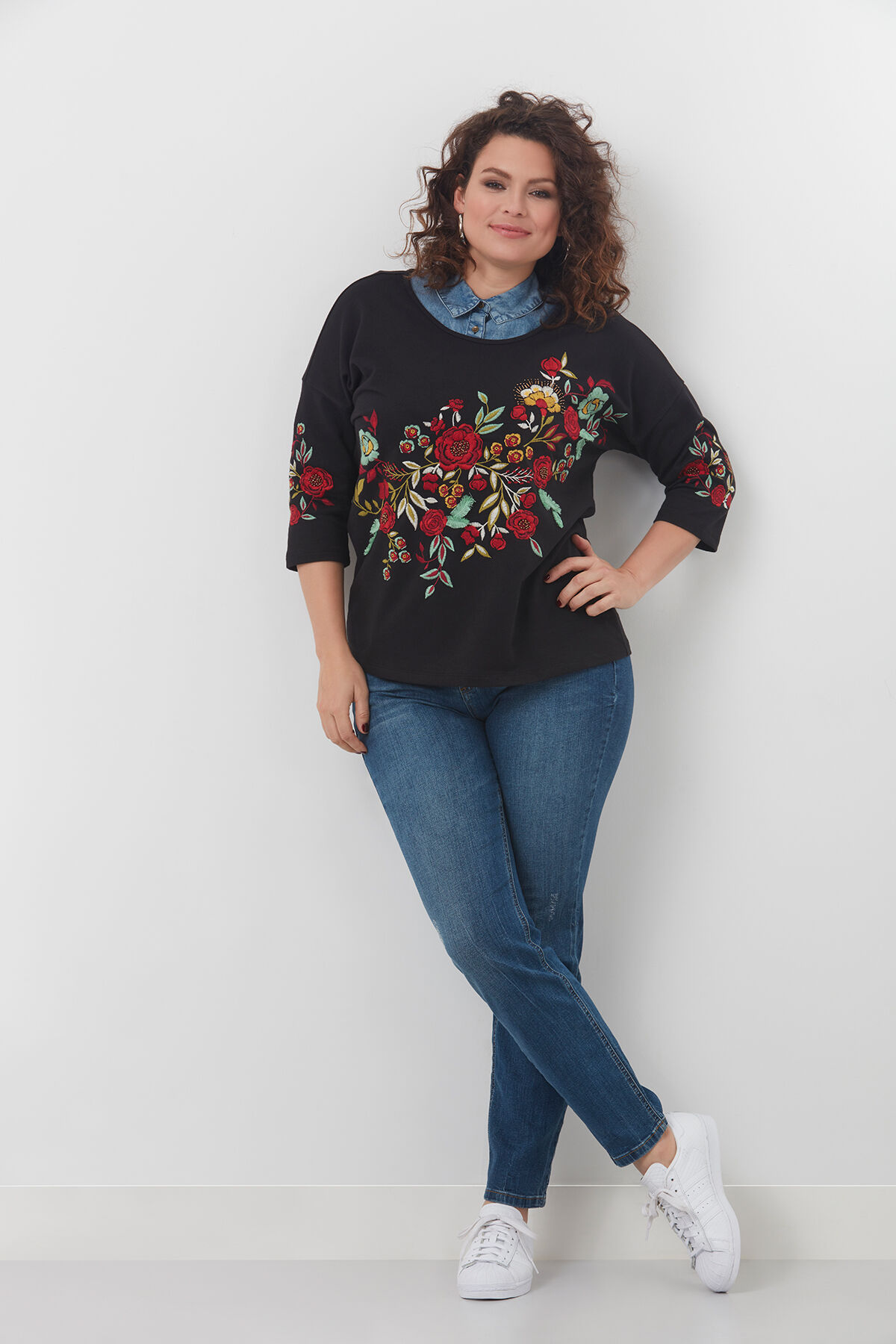 Pullover mit Stickerei image number 4