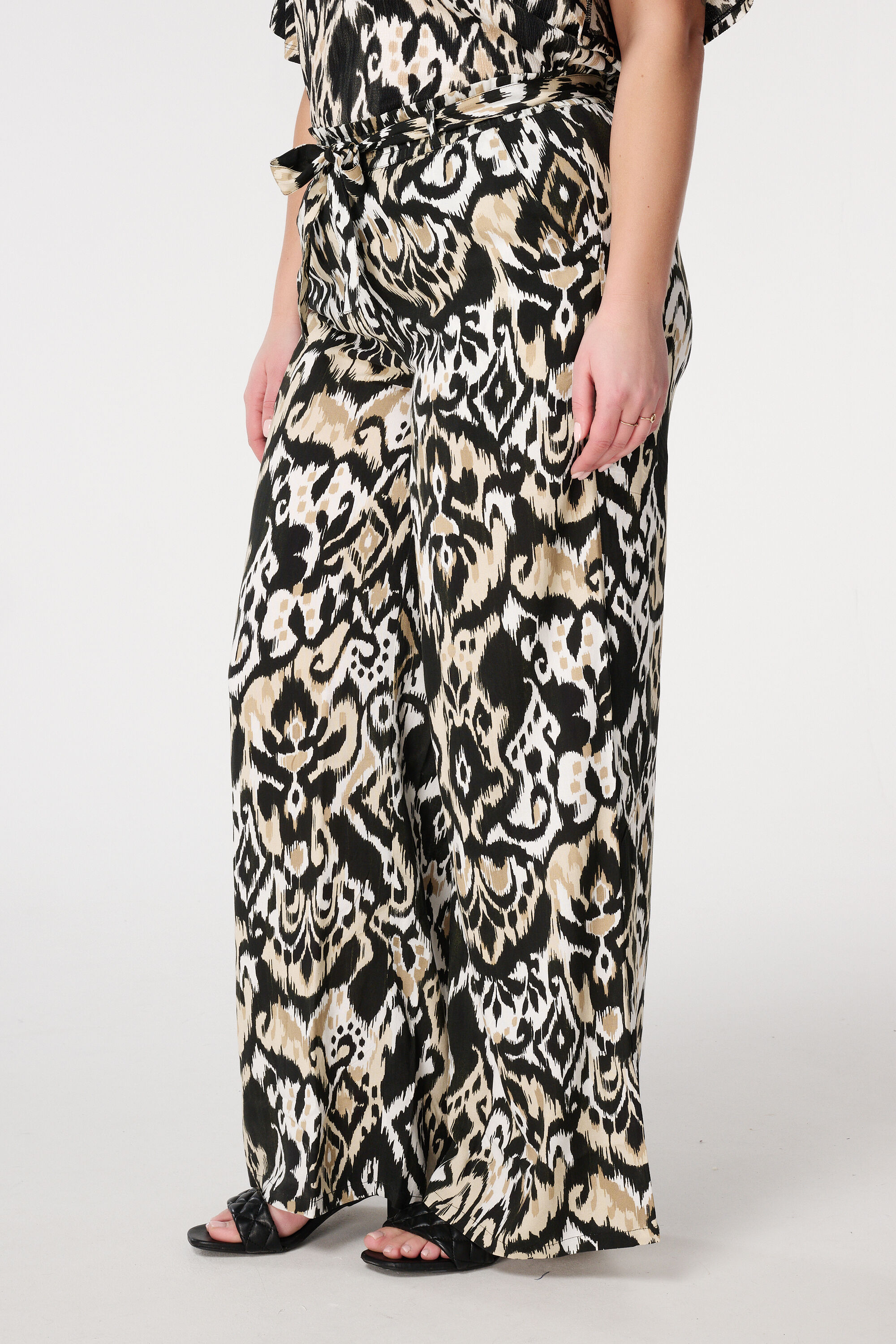 Hose mit elastischem Bund image number 5