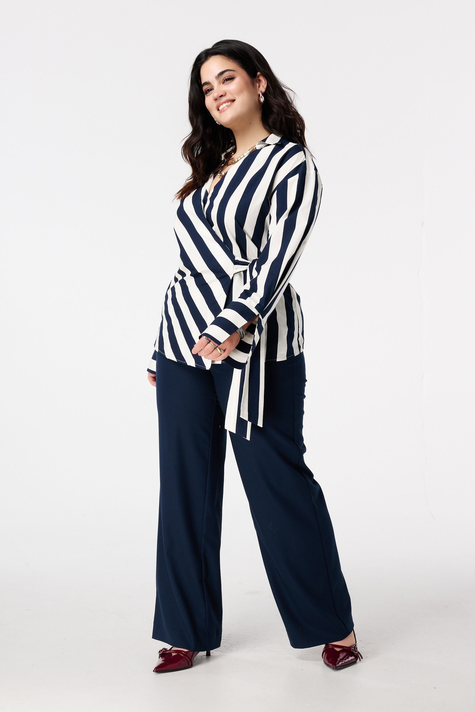 Wickelbluse mit V-Ausschnitt und Schleifendetail image number 5