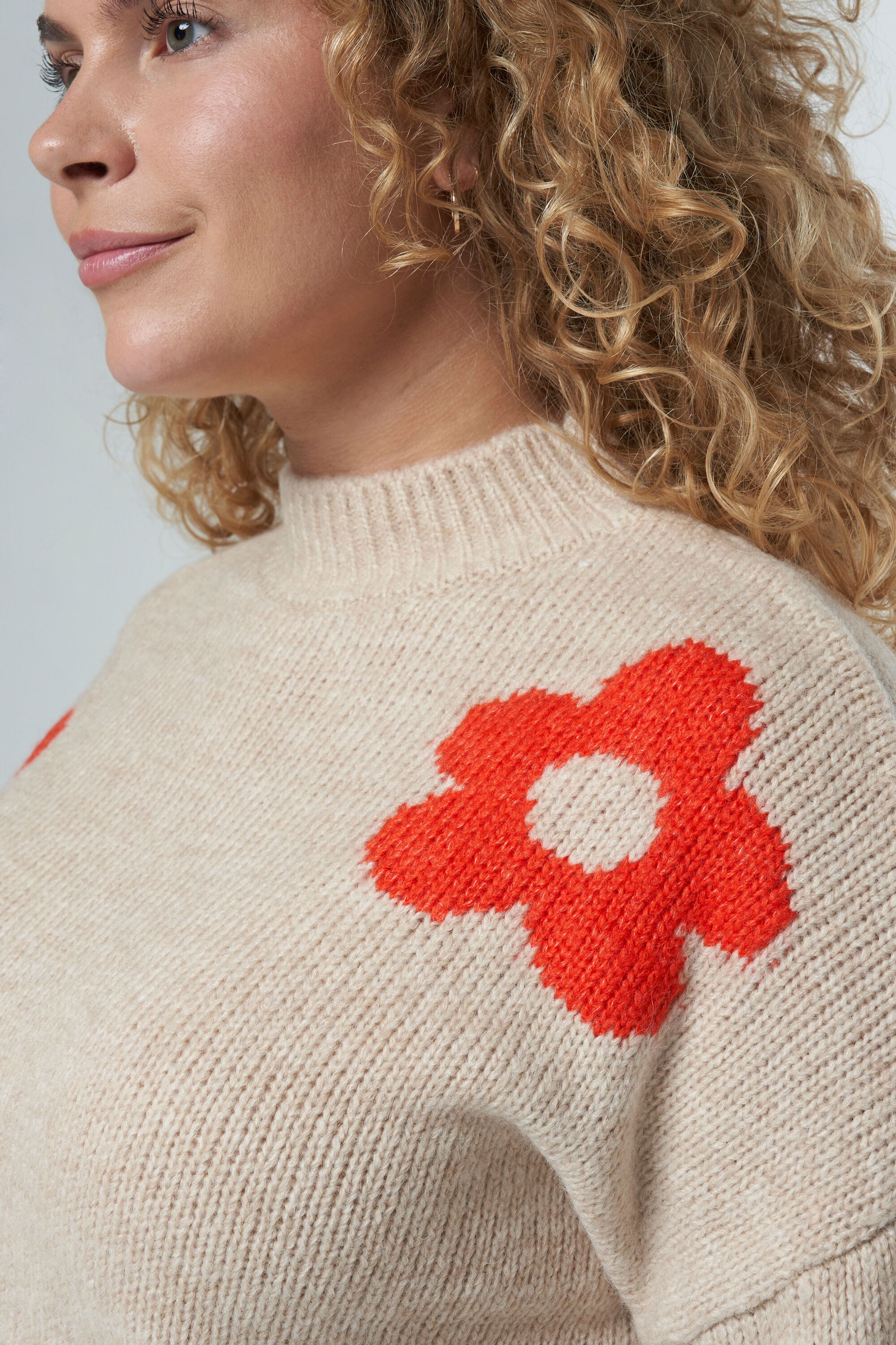 Strickpulli mit Blumen image number 4