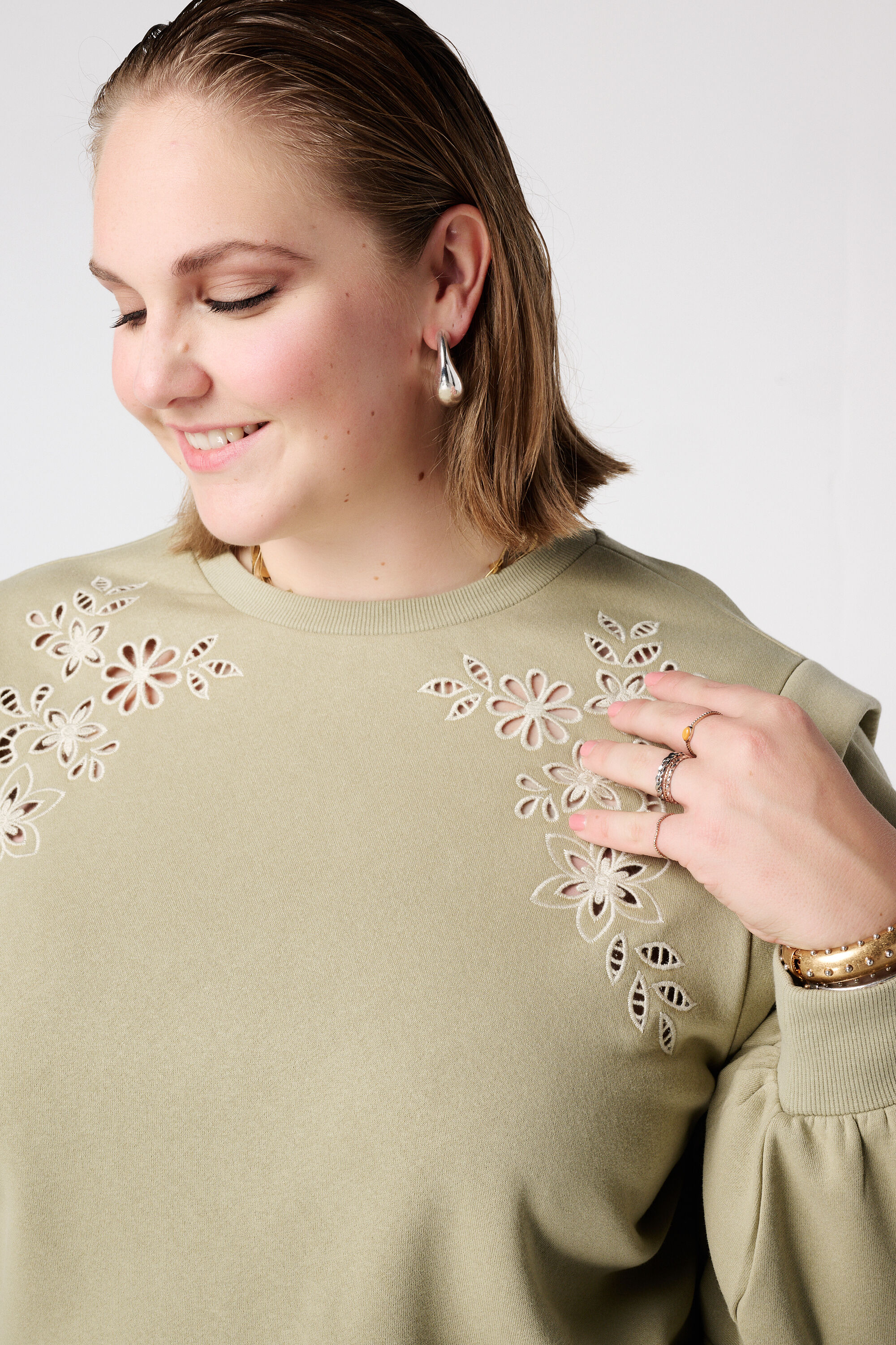 Sweatshirt mit durchbrochener Stickerei image number 4