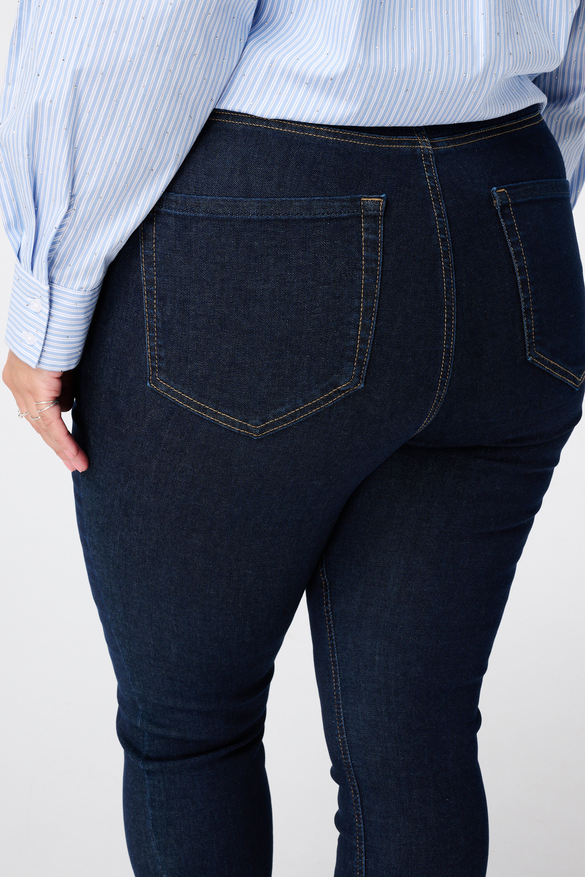 Skinny-Leg-Jeans mit hoher Taille CHERRY image number 4