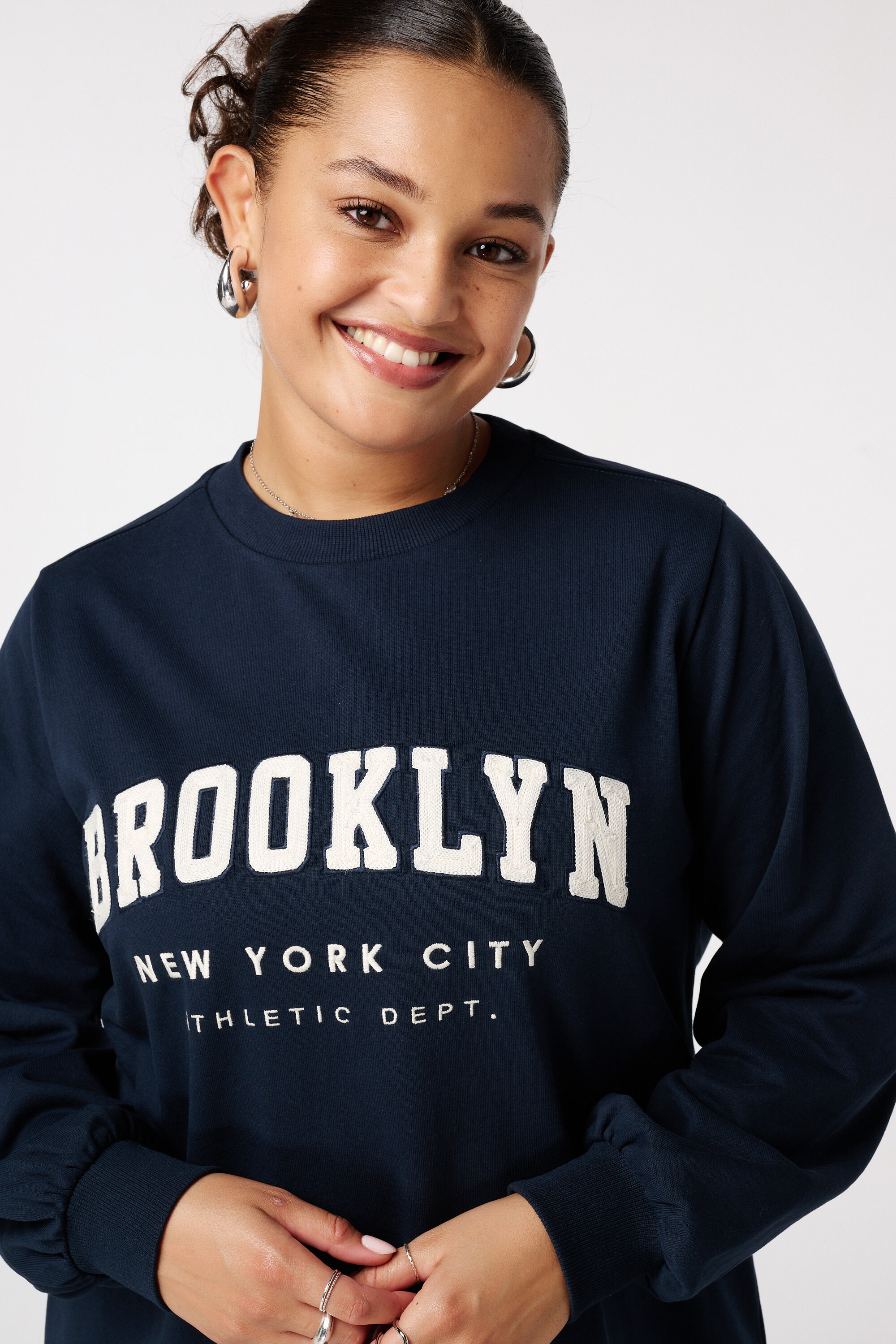 Sweaterkleid mit Schriftzug image number 4