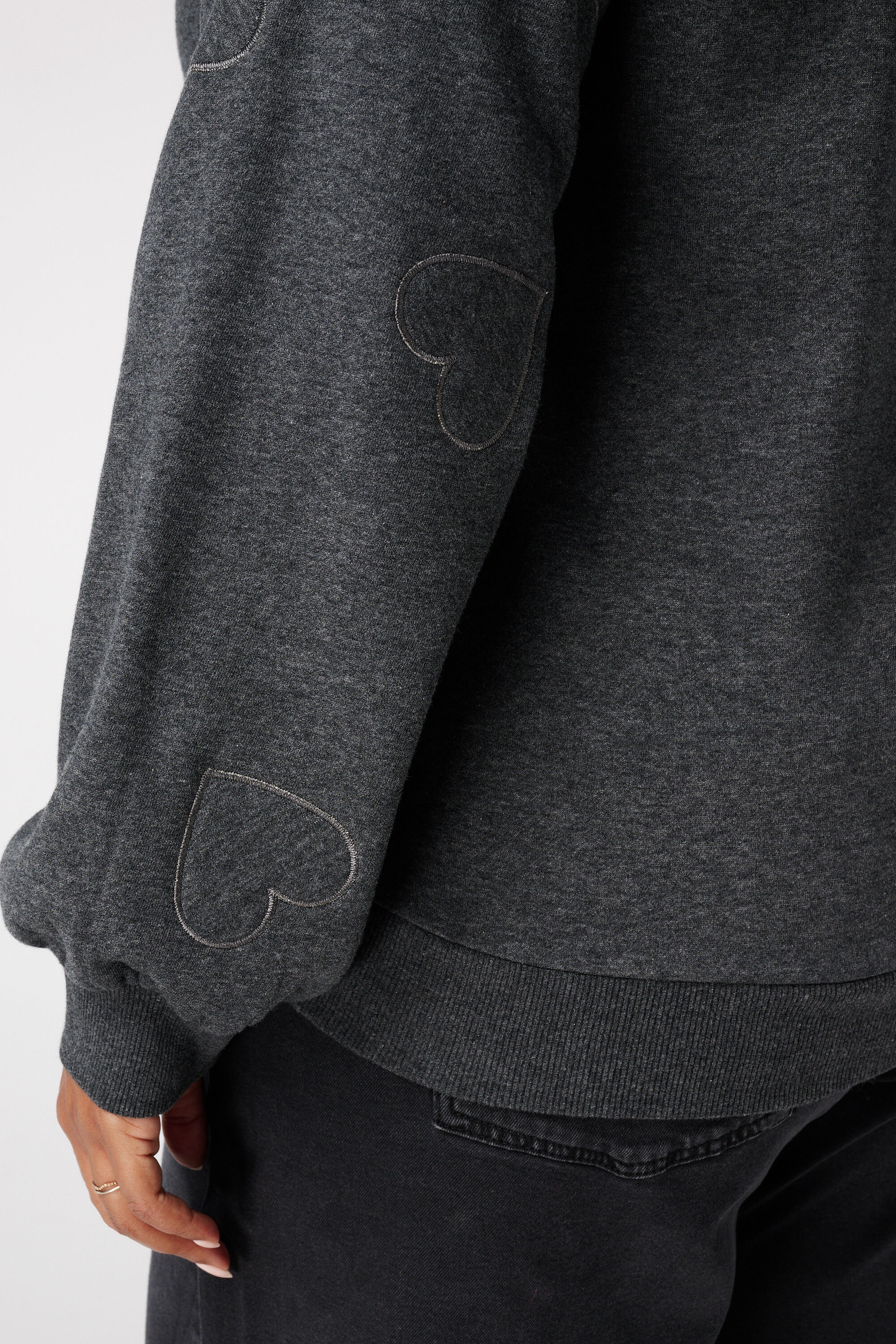 Sweatshirt mit gestickten Herzen image number 6