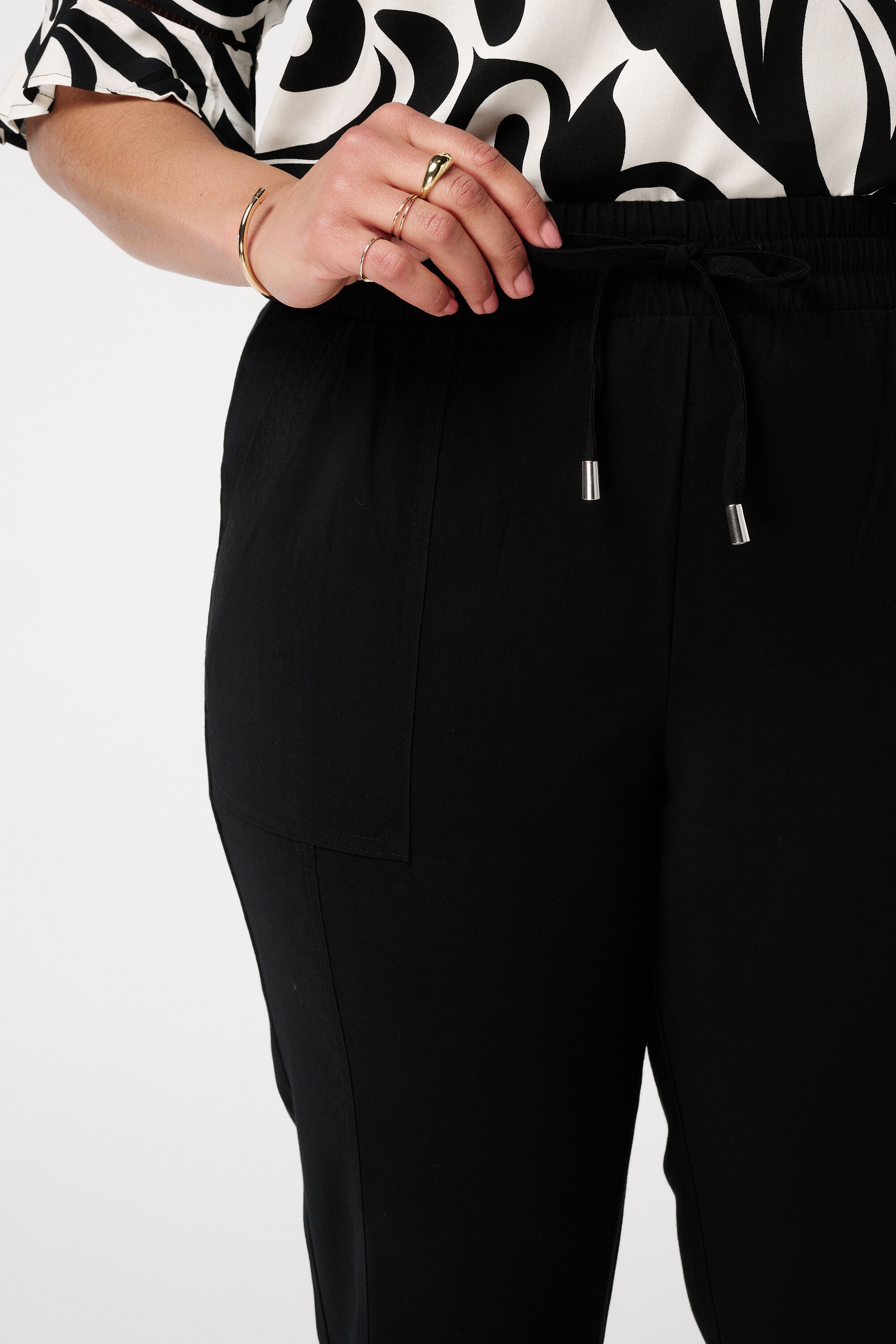 Hose mit elastischem Bund image number 4