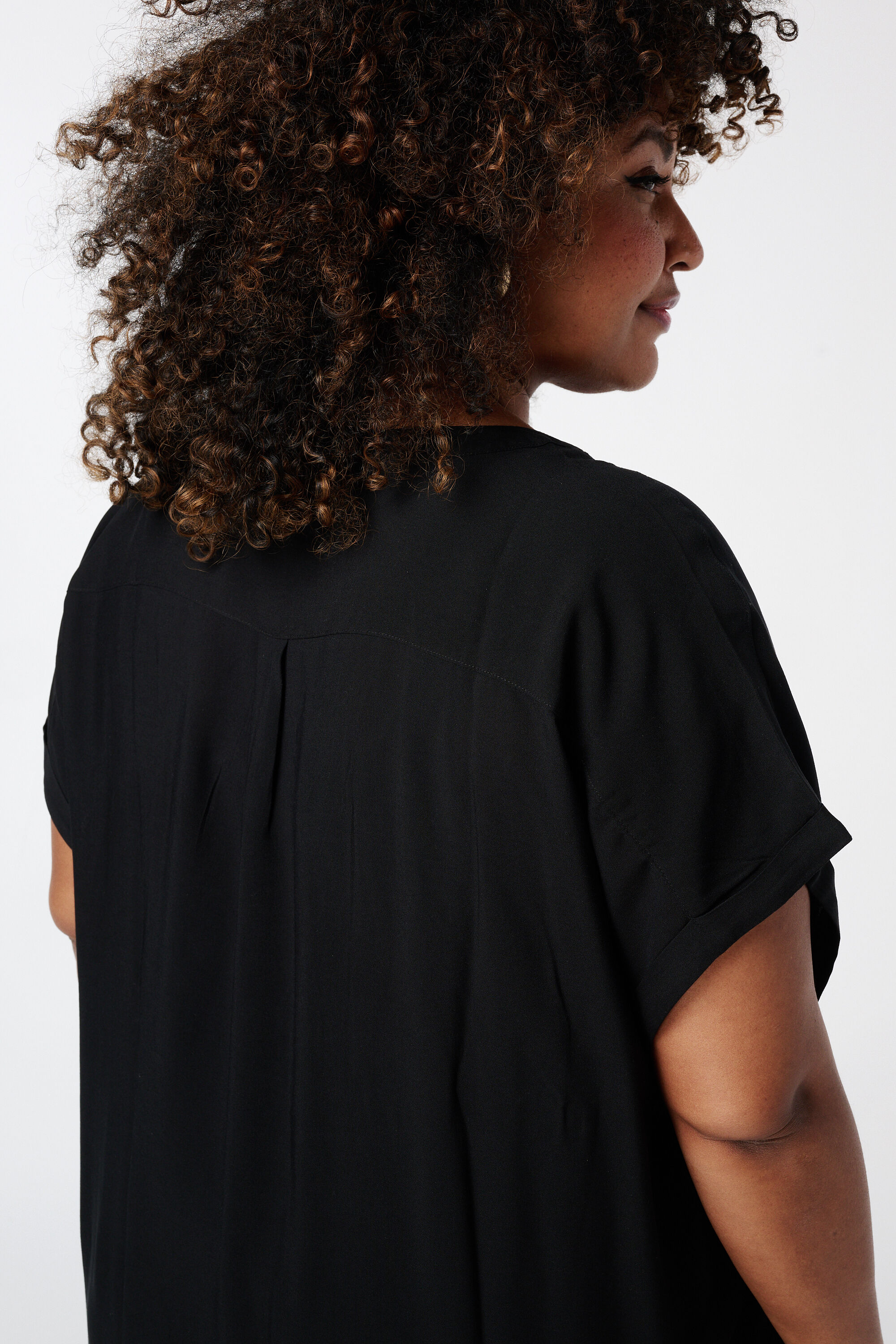 Weit geschnittenes Kleid mit V-Ausschnitt  image number 4