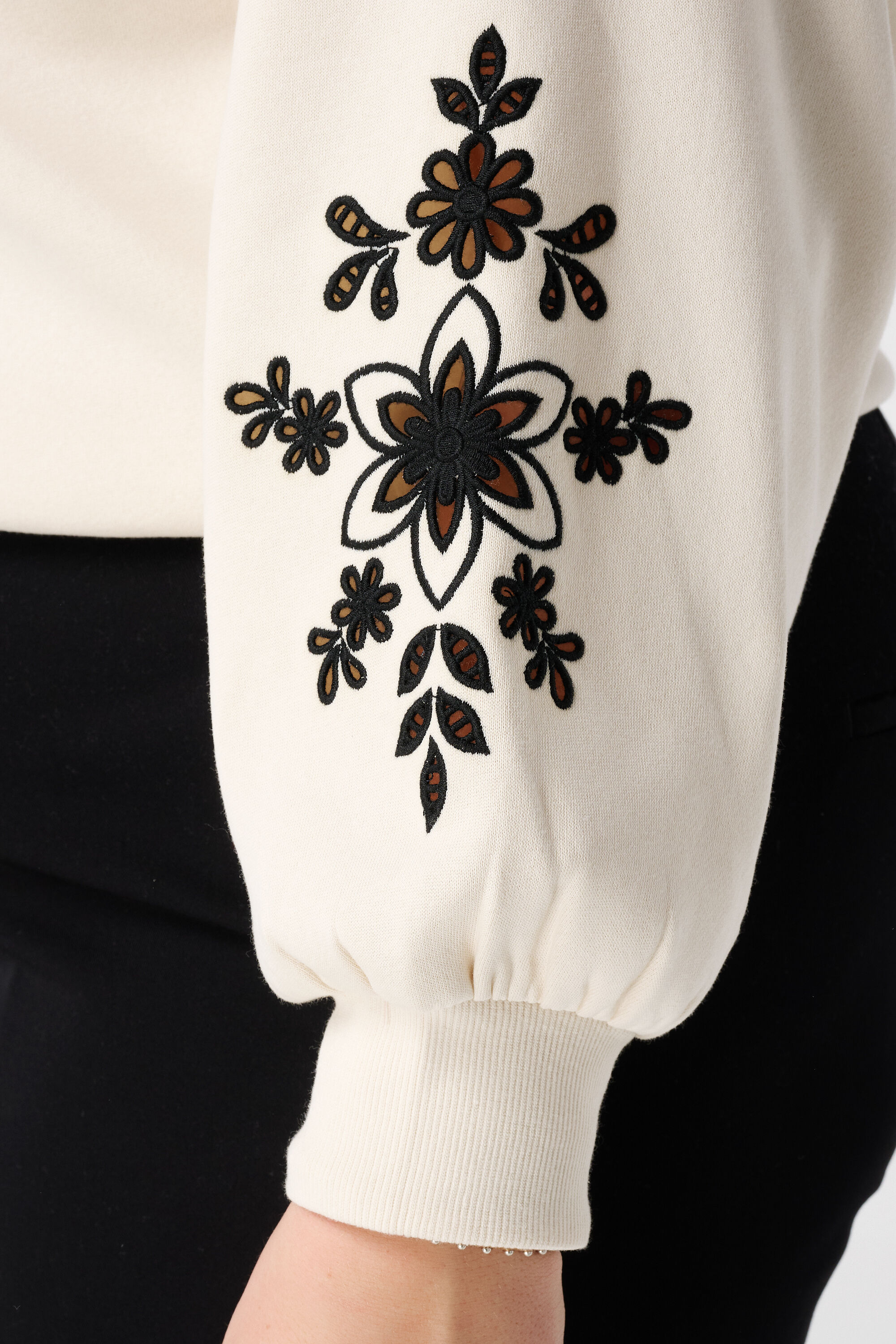 Sweatshirt mit durchbrochener Stickerei image number 6