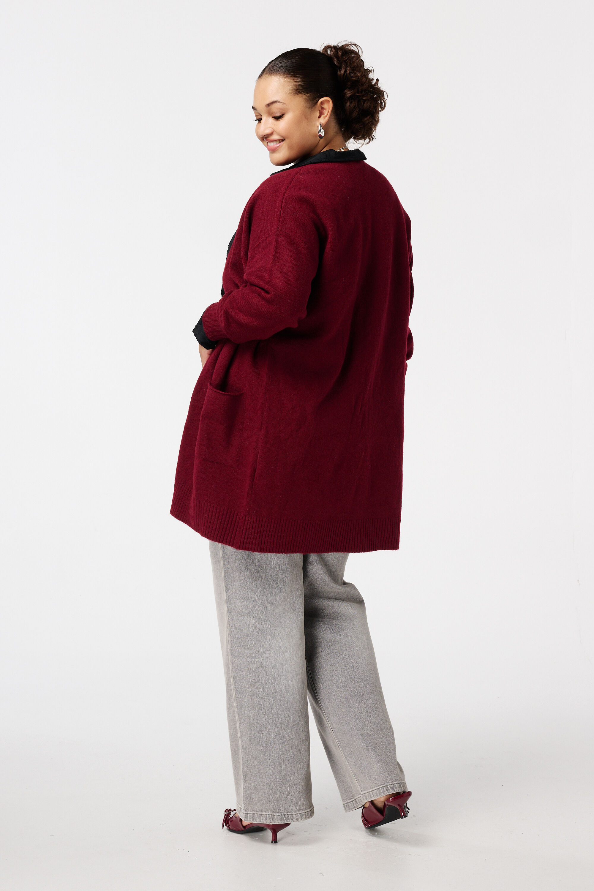 Mittellange Strickjacke mit Eingrifftaschen image number 3