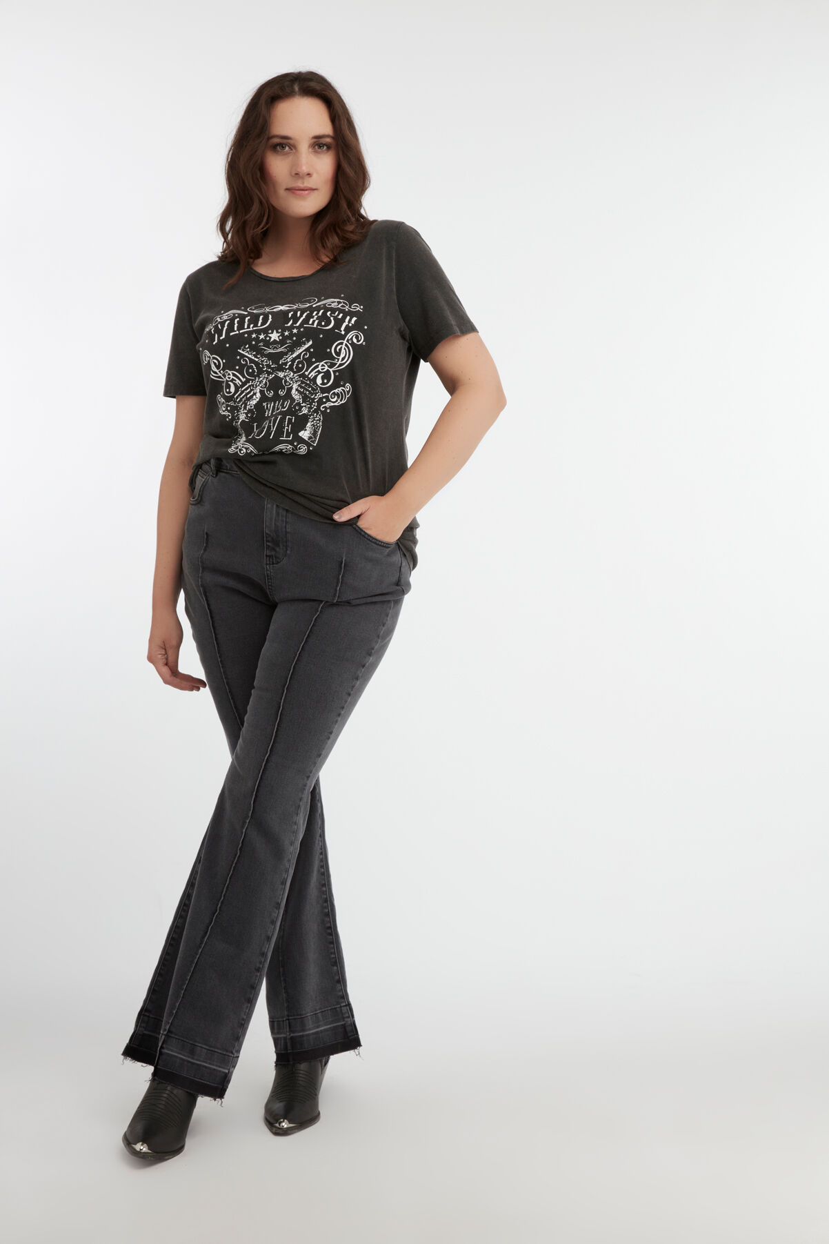 Ausgestellte Jeans mit hoch geschnittener Taille image number 6