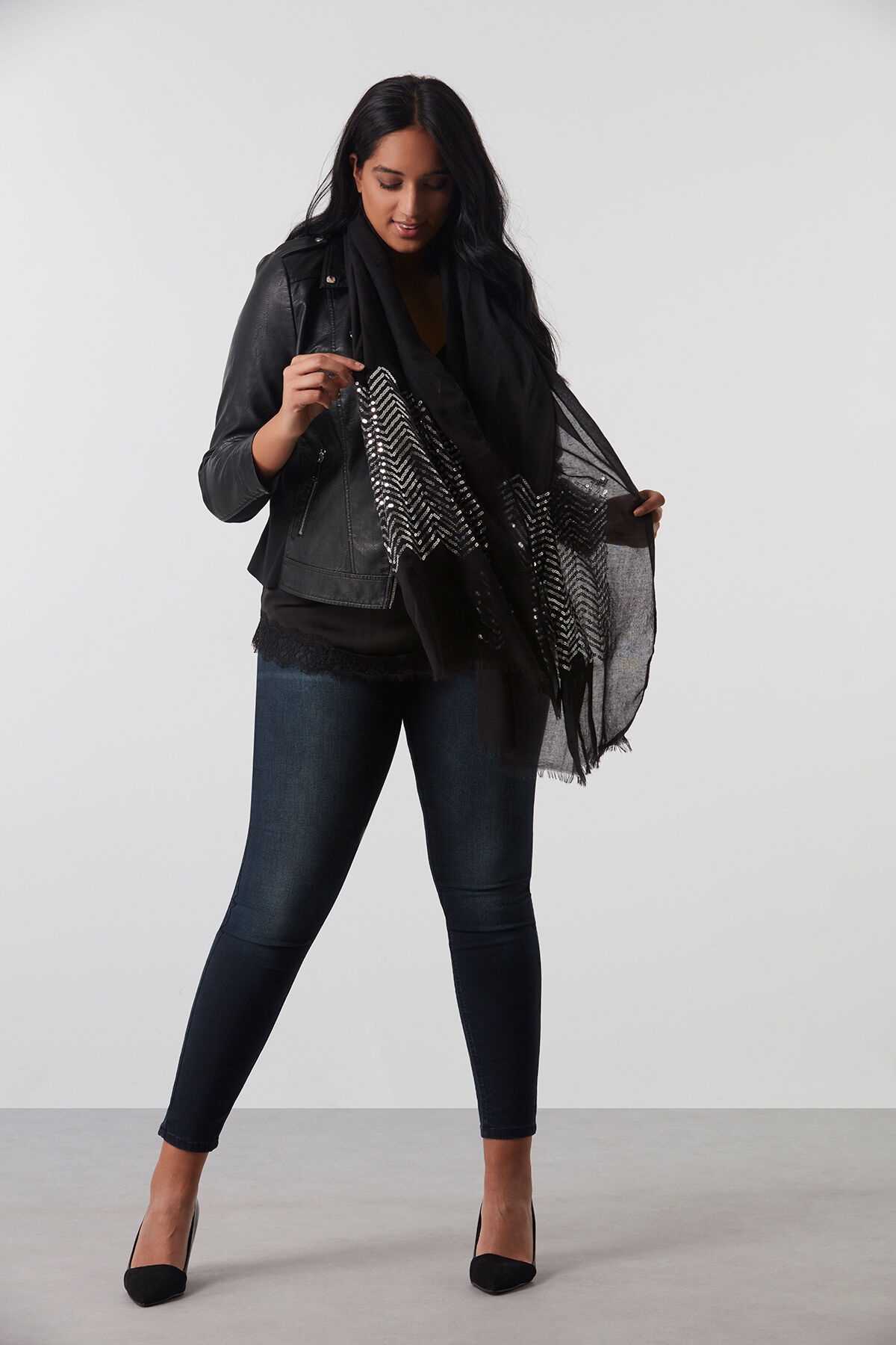 Schal mit Pailletten image number 1