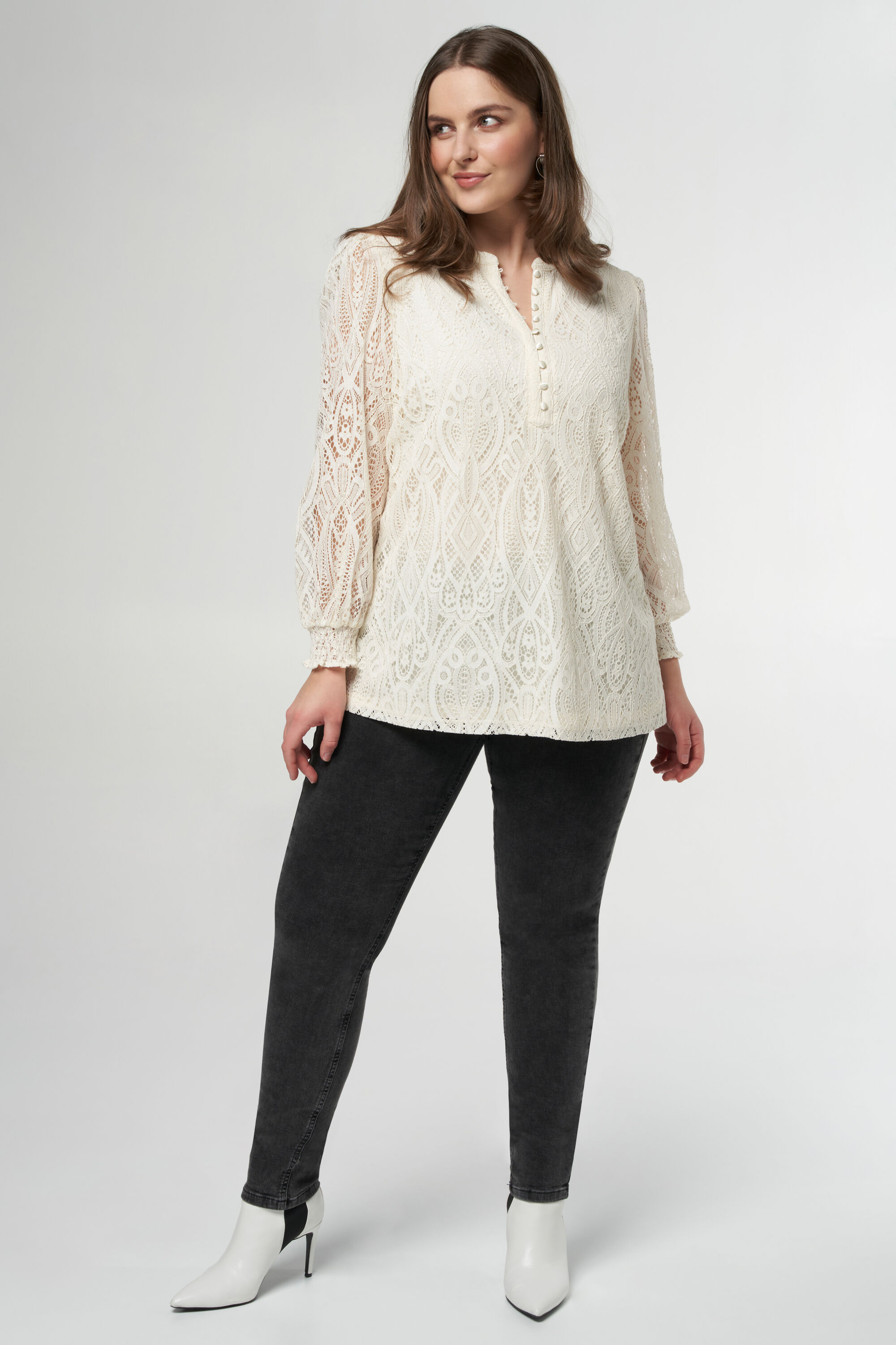 Top mit Spitze und durchsichtigen &Auml;rmeln image number 5