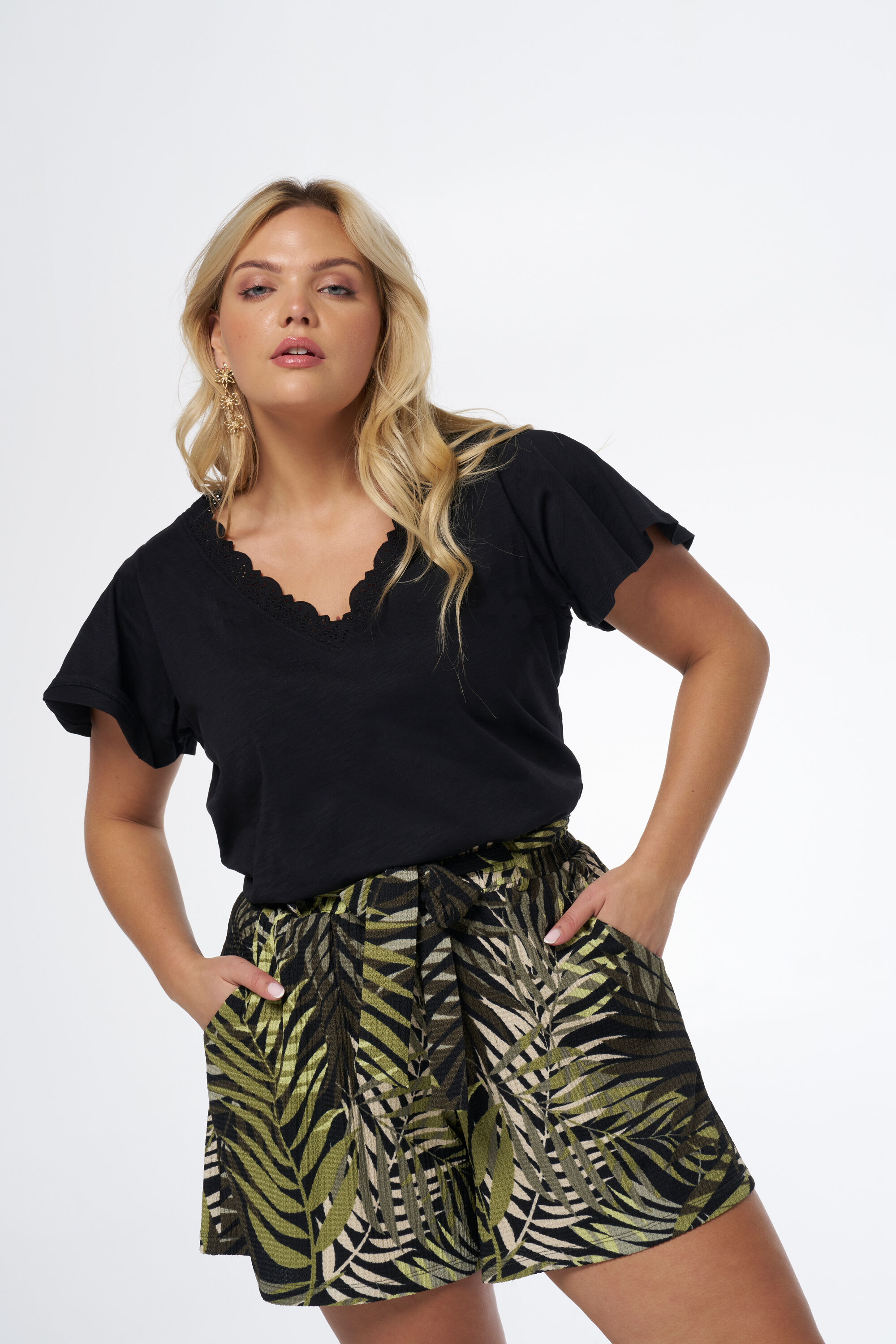 Top mit Stickereien image number 0