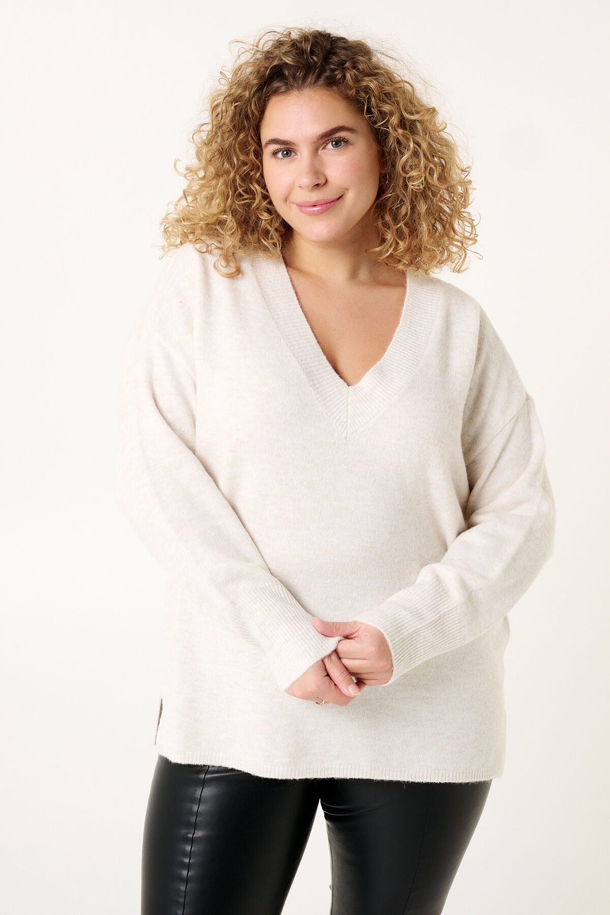 Feinstrickpullover mit V-Ausschnitt image number 5