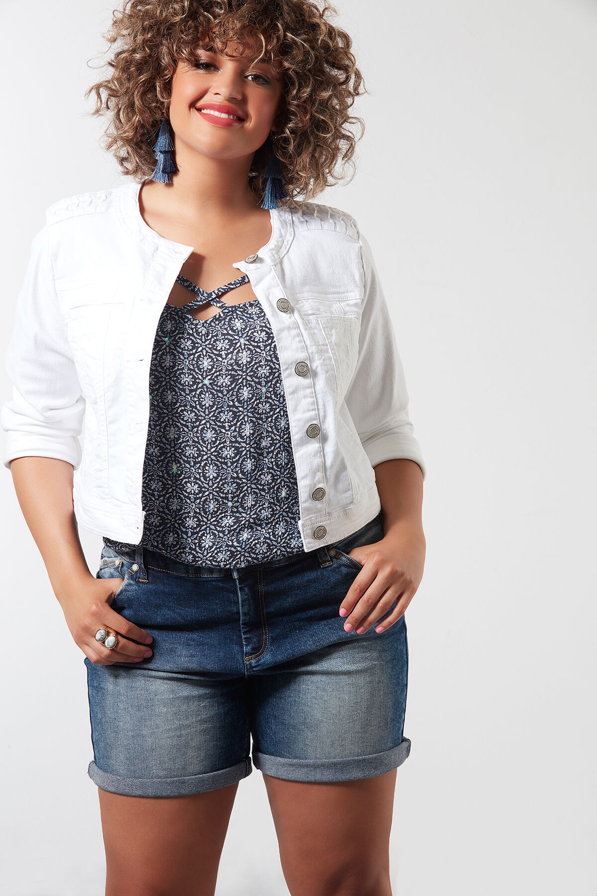 Kurze Jeansjacke mit rundem Ausschnitt image number 0