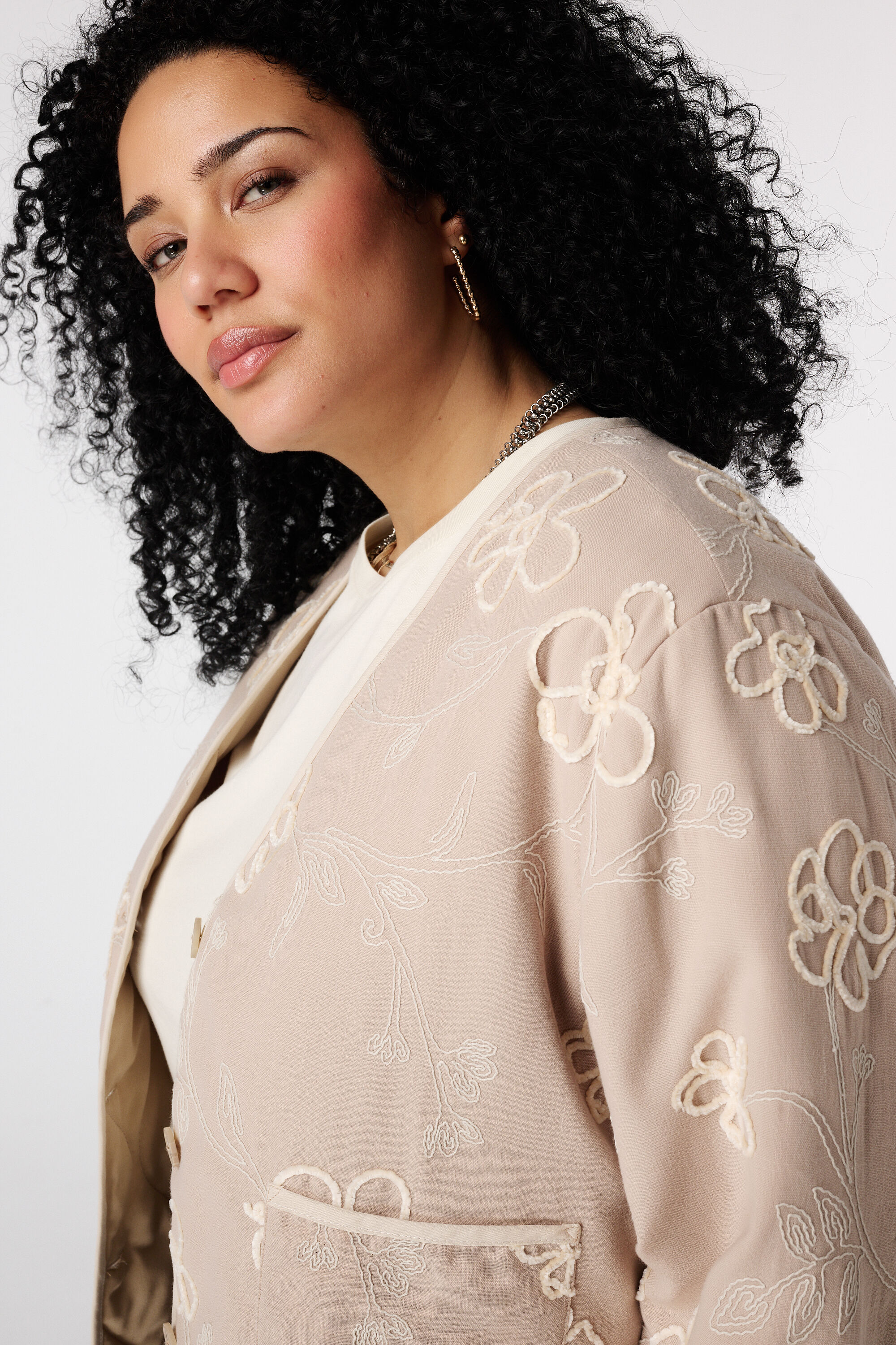 Jacke mit bestickten Blumen image number 4