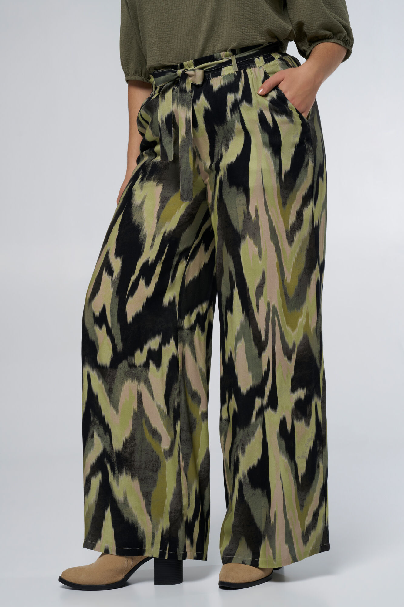 Gerade geschnittene Hose mit Schleifendetail image number 5