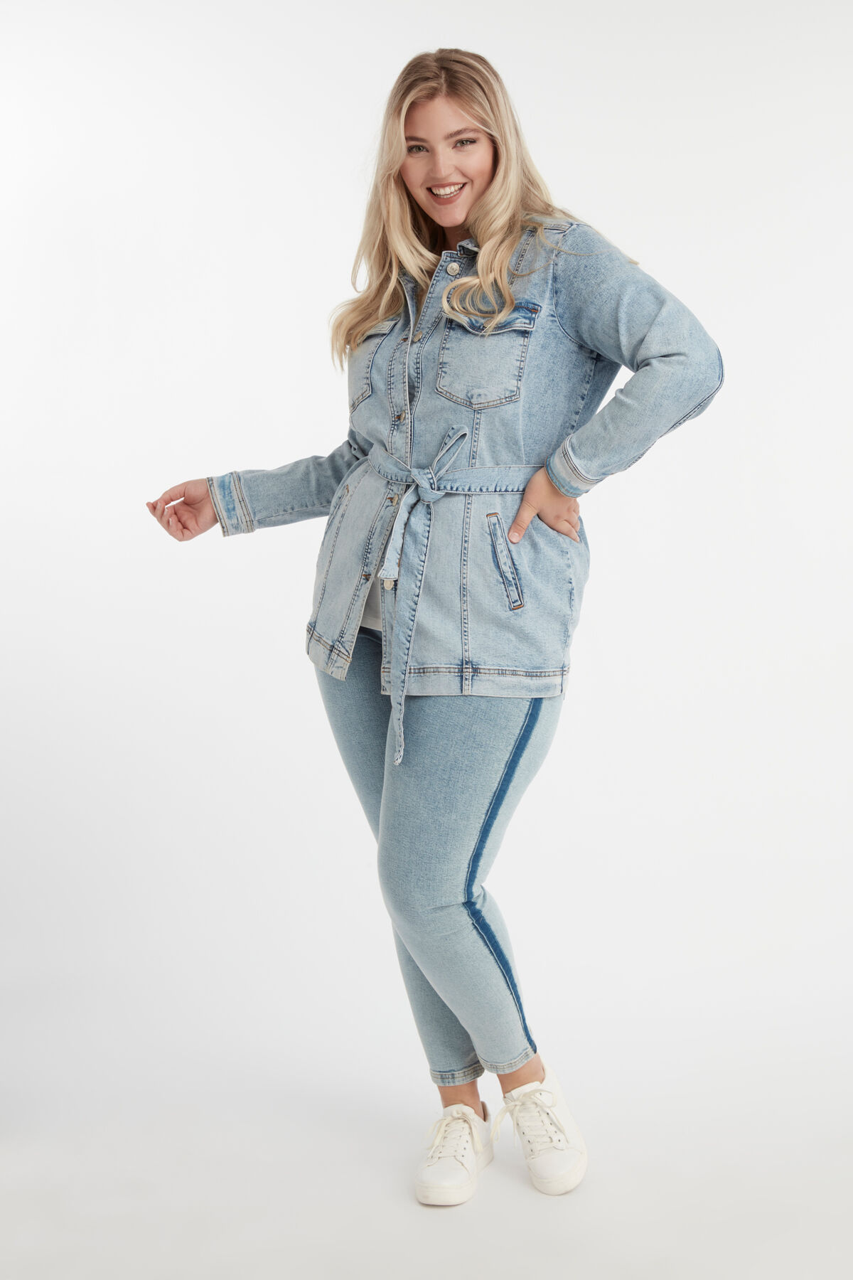 Lange Jeansjacke mit G&uuml;rtel image number 3