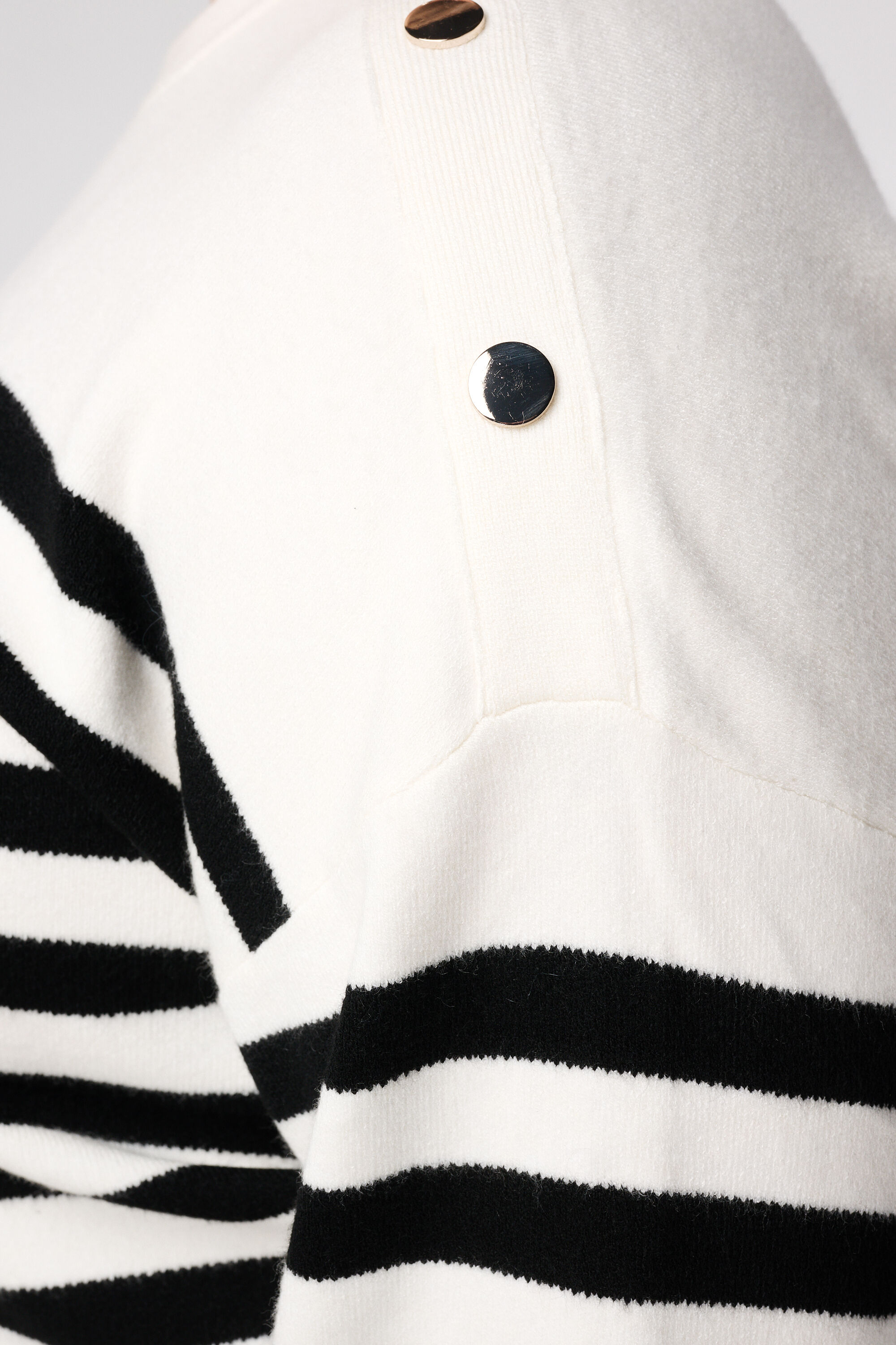 Gestreifter Pullover mit Knopfdetails image number 6