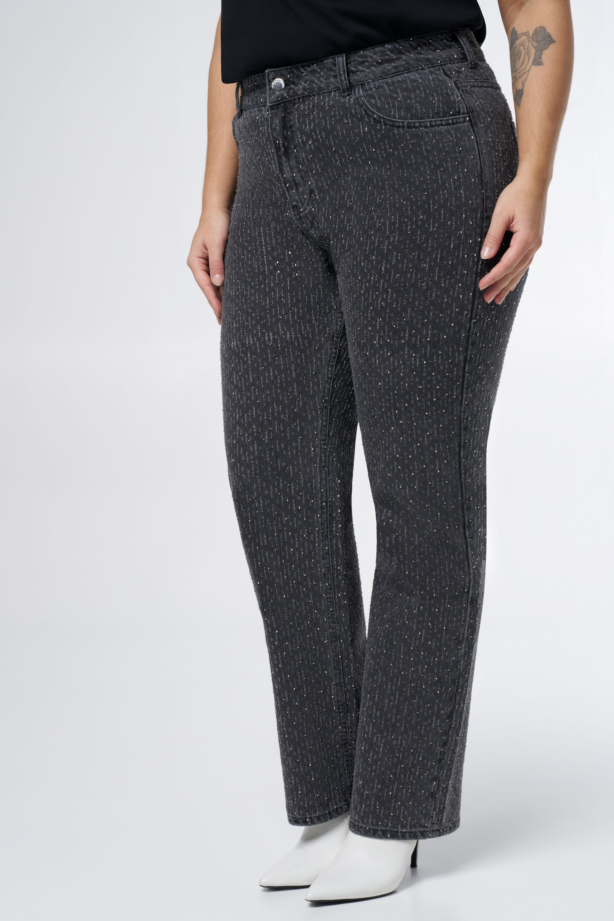 Jeans mit geradem Bein und zerrissenen Details image number 5