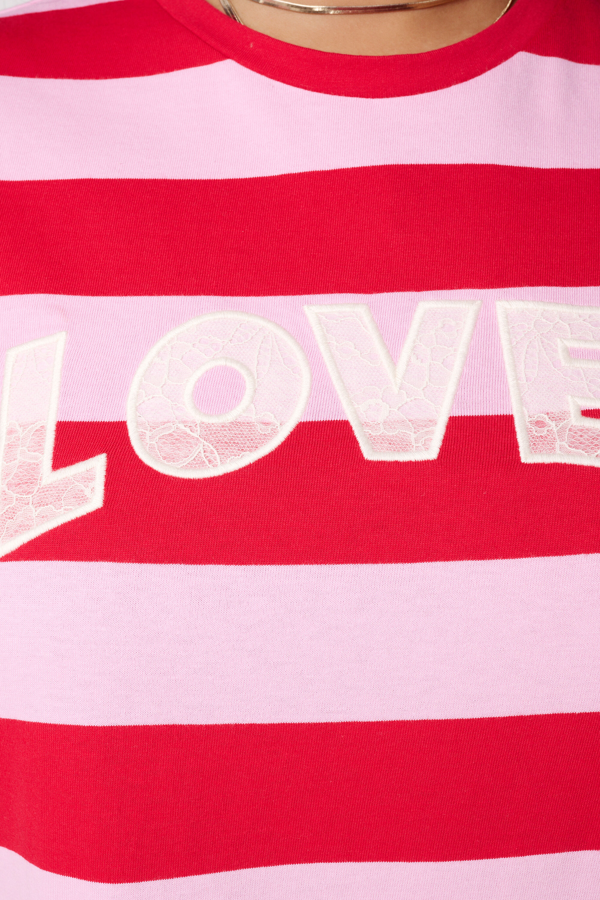 Gestreiftes T-Shirt mit Spitzentext image number 6