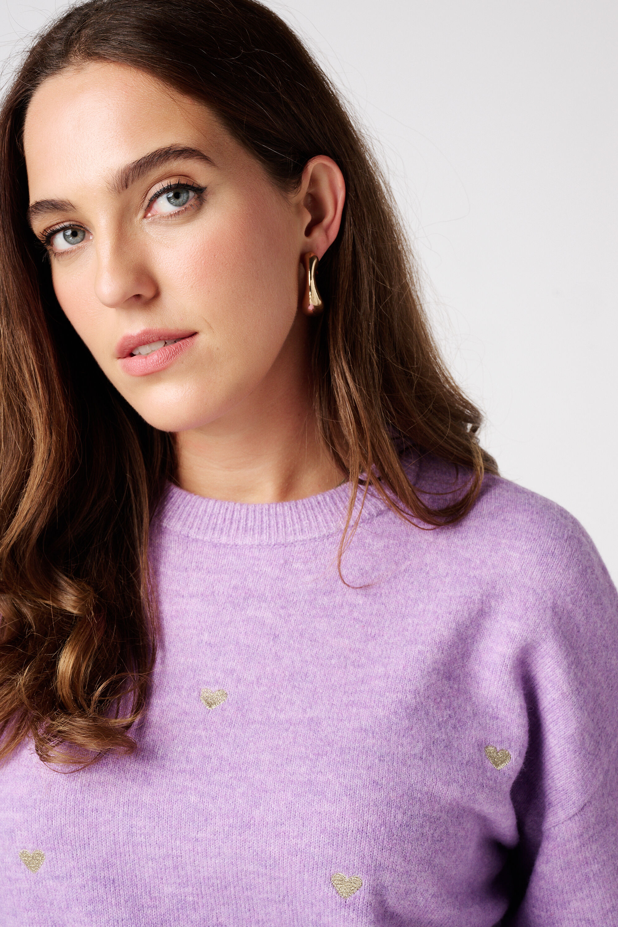 Fein gestrickter Pullover mit gestickten Herzen image number 4