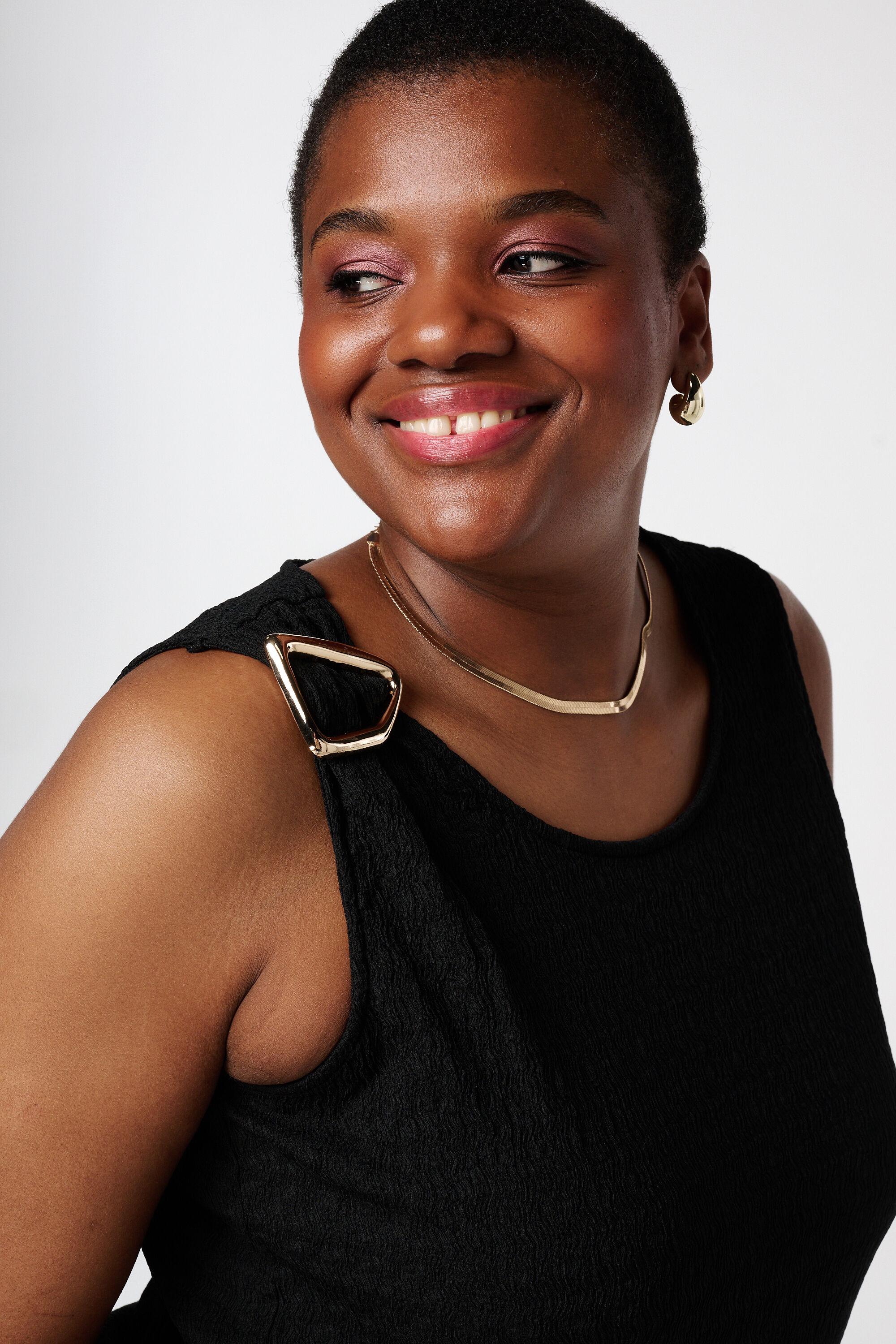 Schwarzes Top mit dekorativer Schnalle und strukturiertem Stoff image number 4