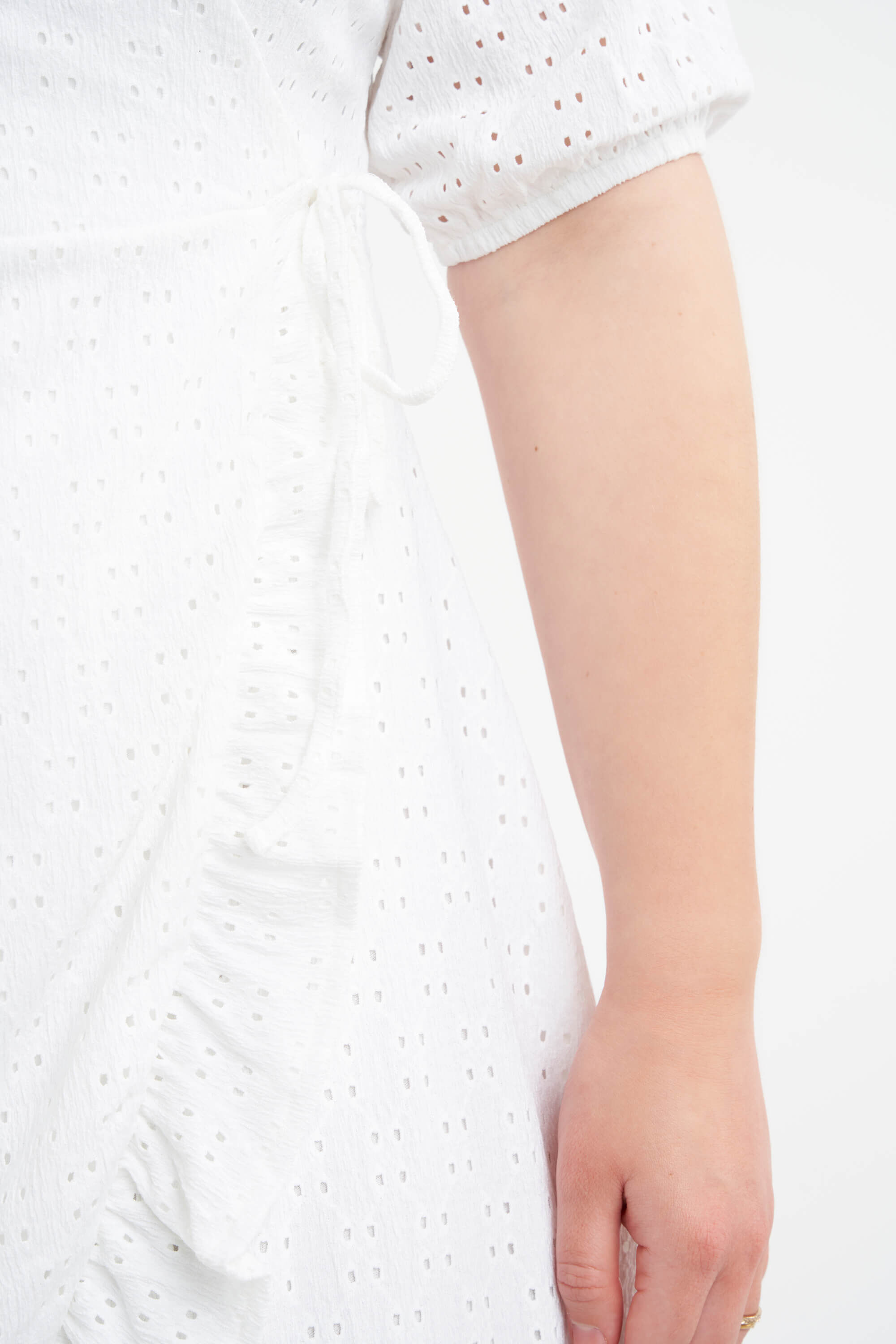 Wickelkleid mit Lochstickerei image number 4