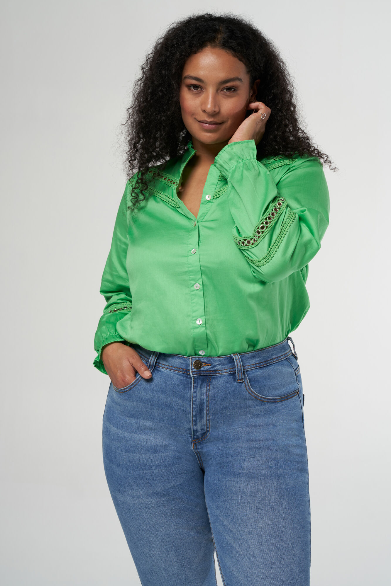 Bluse mit Verzierungen und Stehkragen image number 6